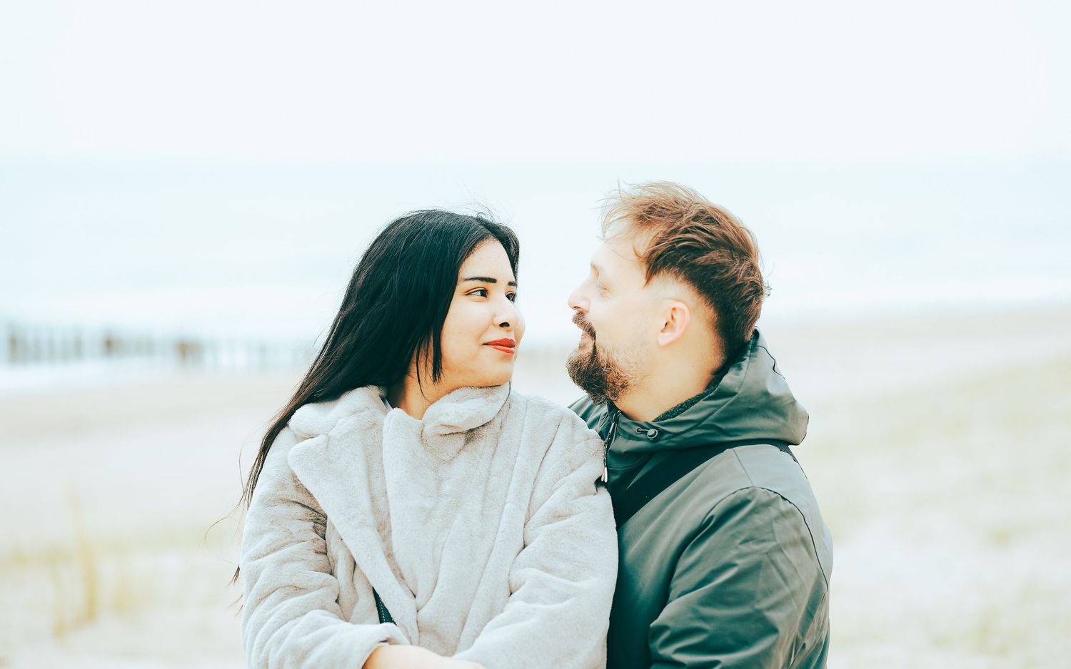 Couple amoureux se regardant sur la plage – Photographe couple engagement Côte d'Opale – Thomas Denaveaut Calais