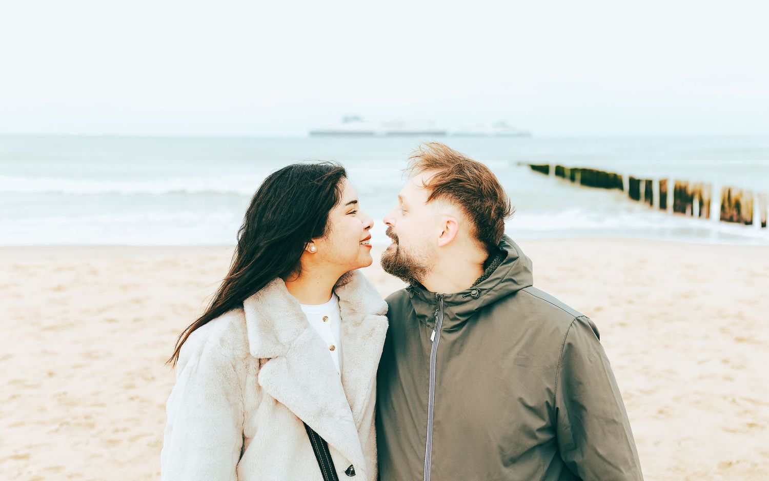 Couple sur le point de s'embrasser sur la plage – Séance couple romantique Côte d'Opale – Thomas Denaveaut photographe Calais