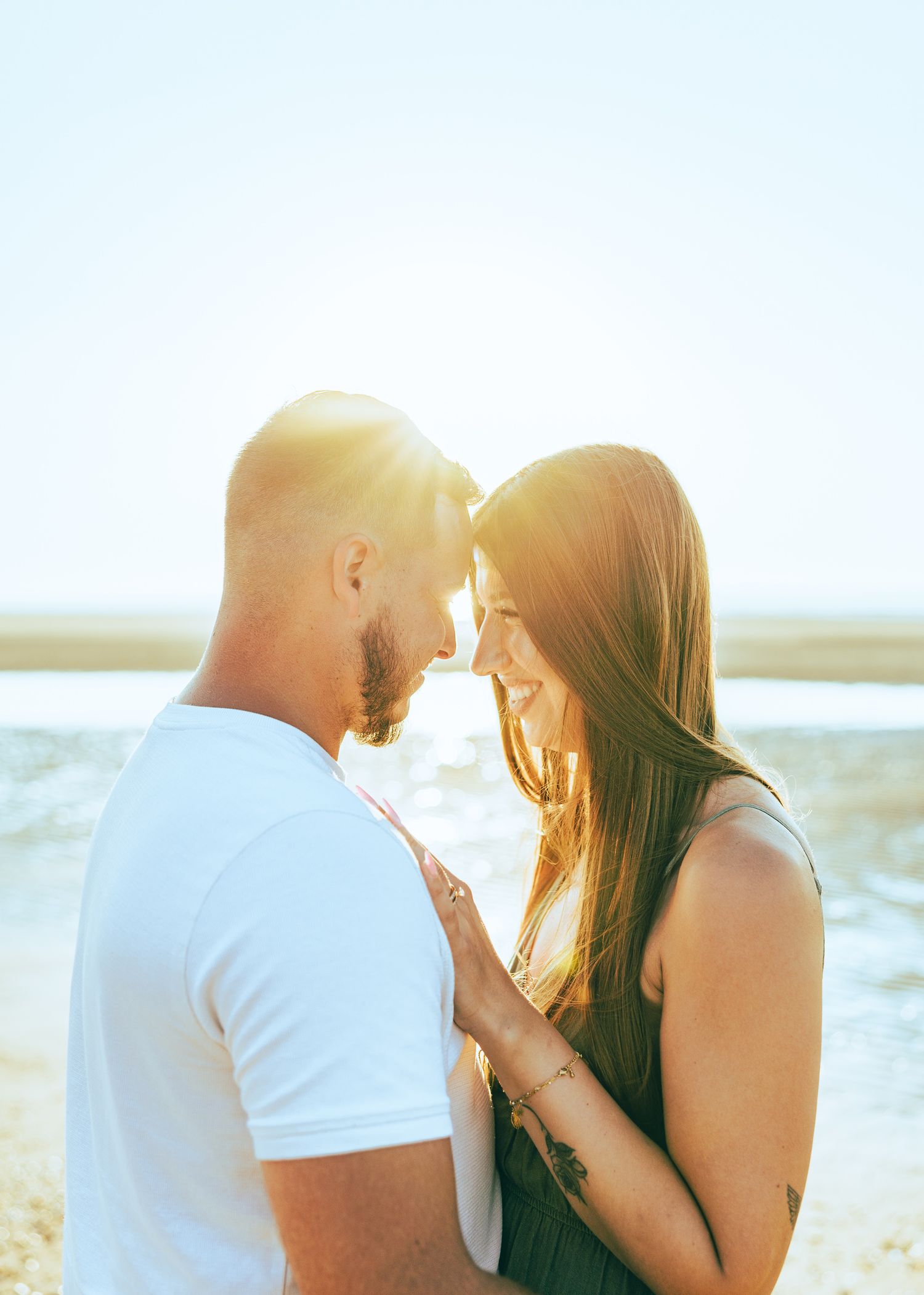 Couple front contre front lumière dorée coucher de soleil – Séance engagement romantique Côte d'Opale – Thomas Denaveaut photographe