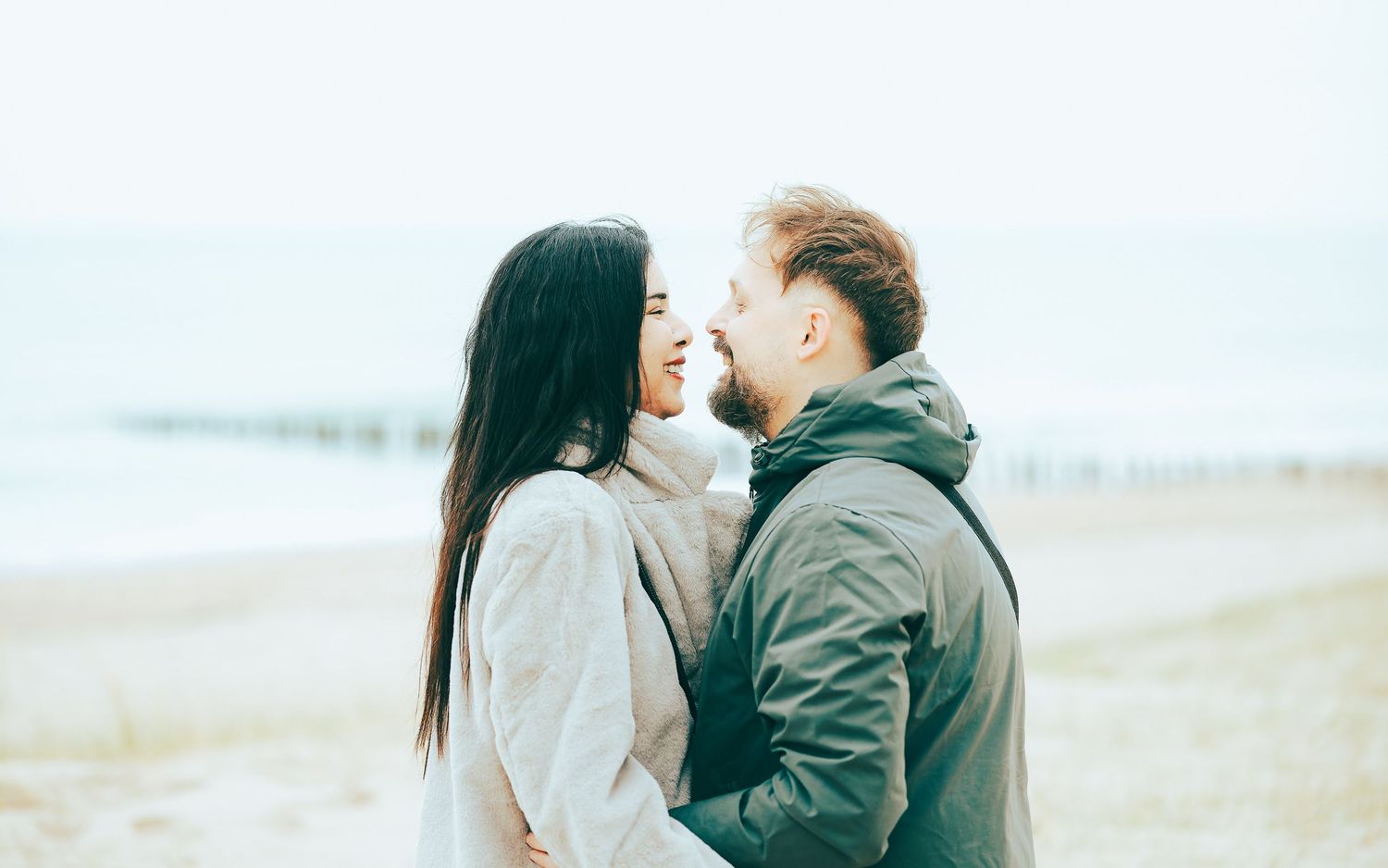 Séance photo couple naturelle bord de mer Côte d'Opale – Photographe couple Calais – Thomas Denaveaut