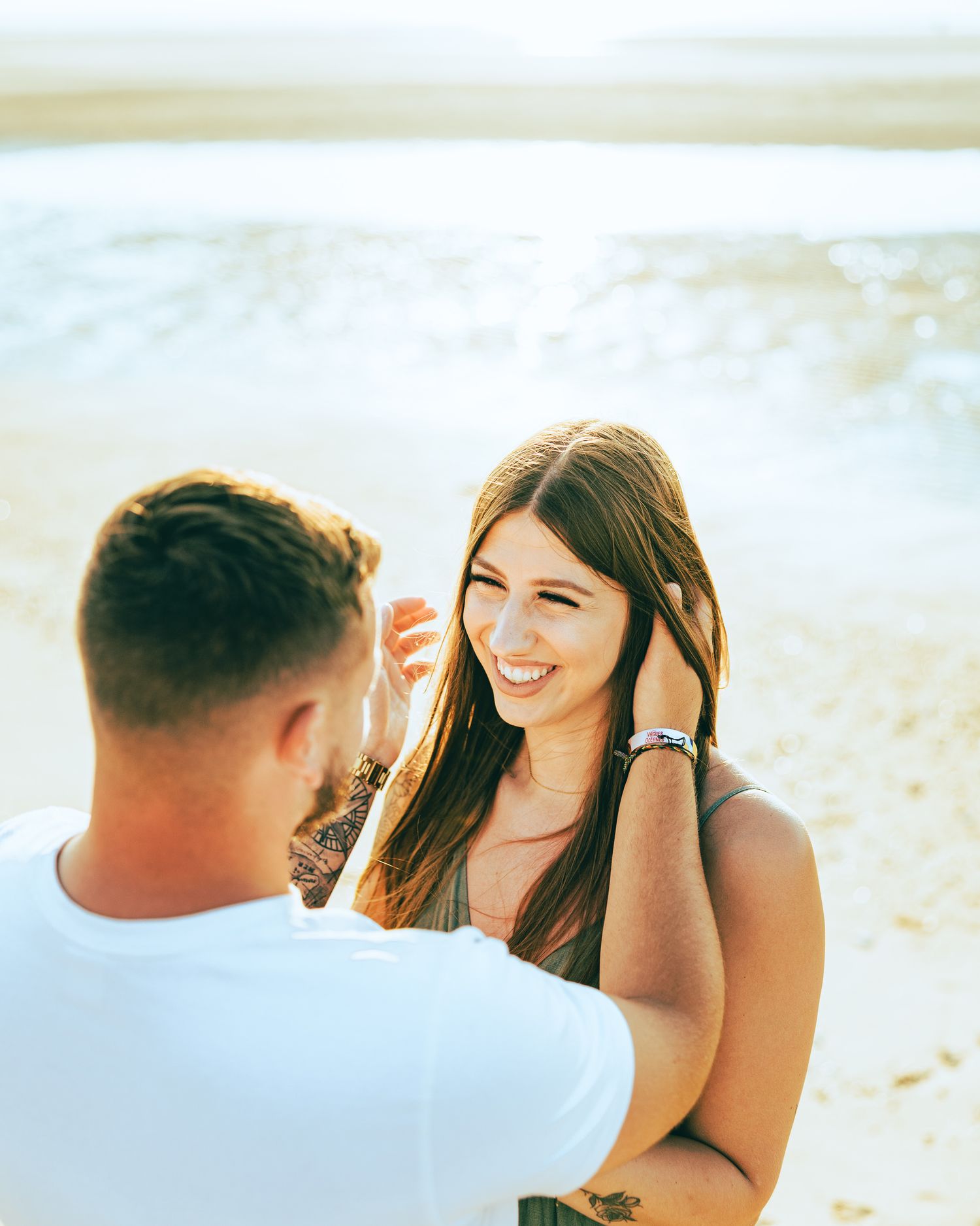 Moment complice entre amoureux sur la plage – Photographe couple engagement Côte d'Opale – Thomas Denaveaut Calais