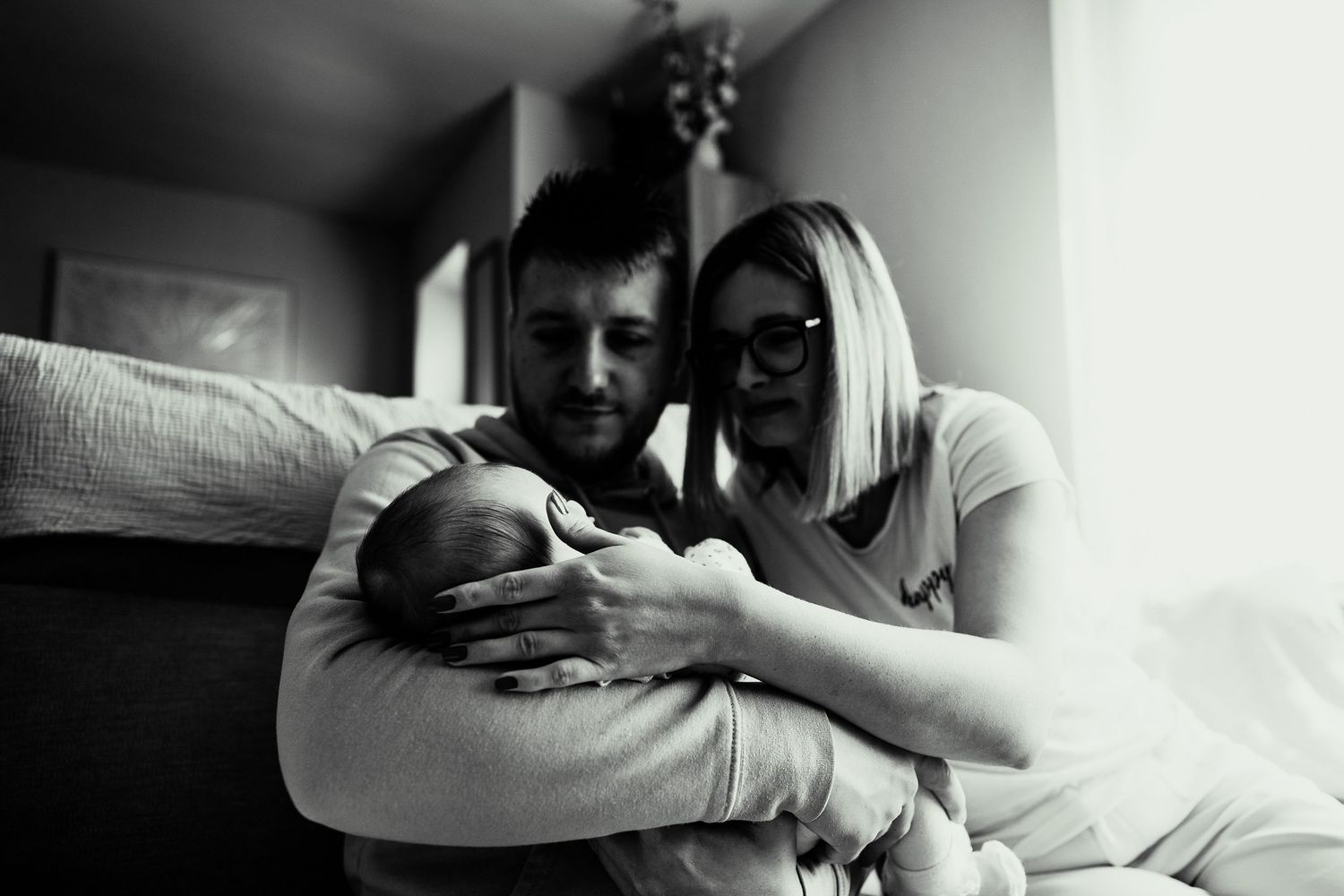 Parents et nouveau-né en noir et blanc – Séance naissance à domicile Calais – Thomas Denaveaut photographe Côte d'Opale