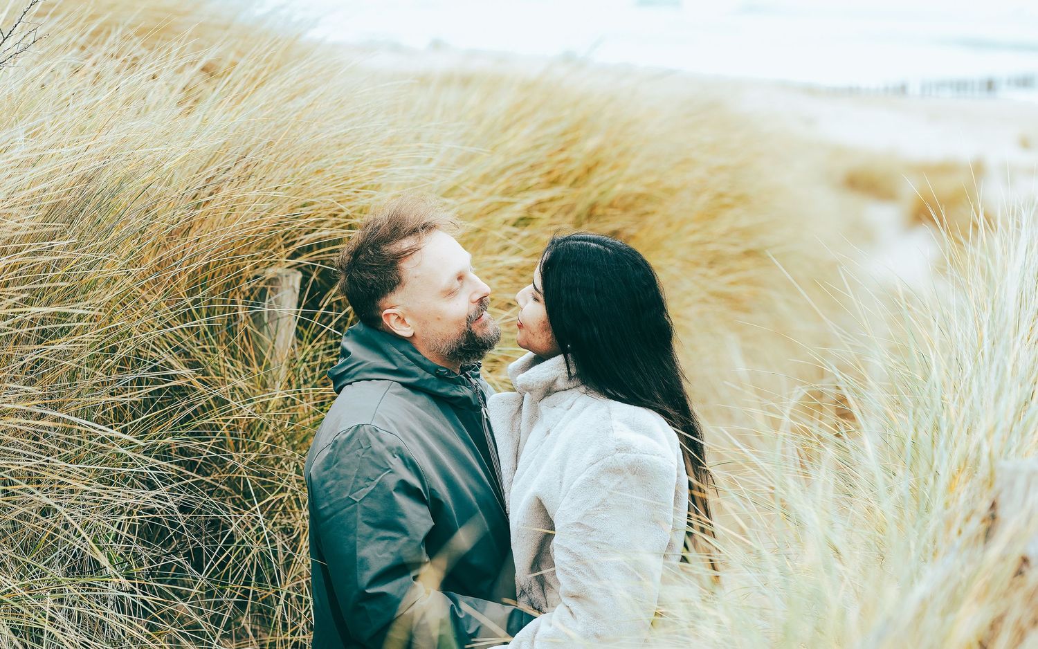 Couple complice dans les herbes dorées – Séance engagement naturelle Côte d'Opale – Thomas Denaveaut photographe Calais