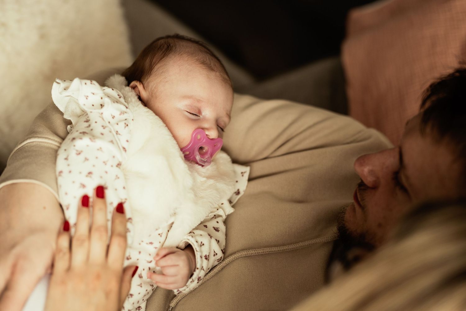 Nouveau-né endormi dans les bras de ses parents – Photographe naissance Calais Côte d'Opale – Thomas Denaveaut
