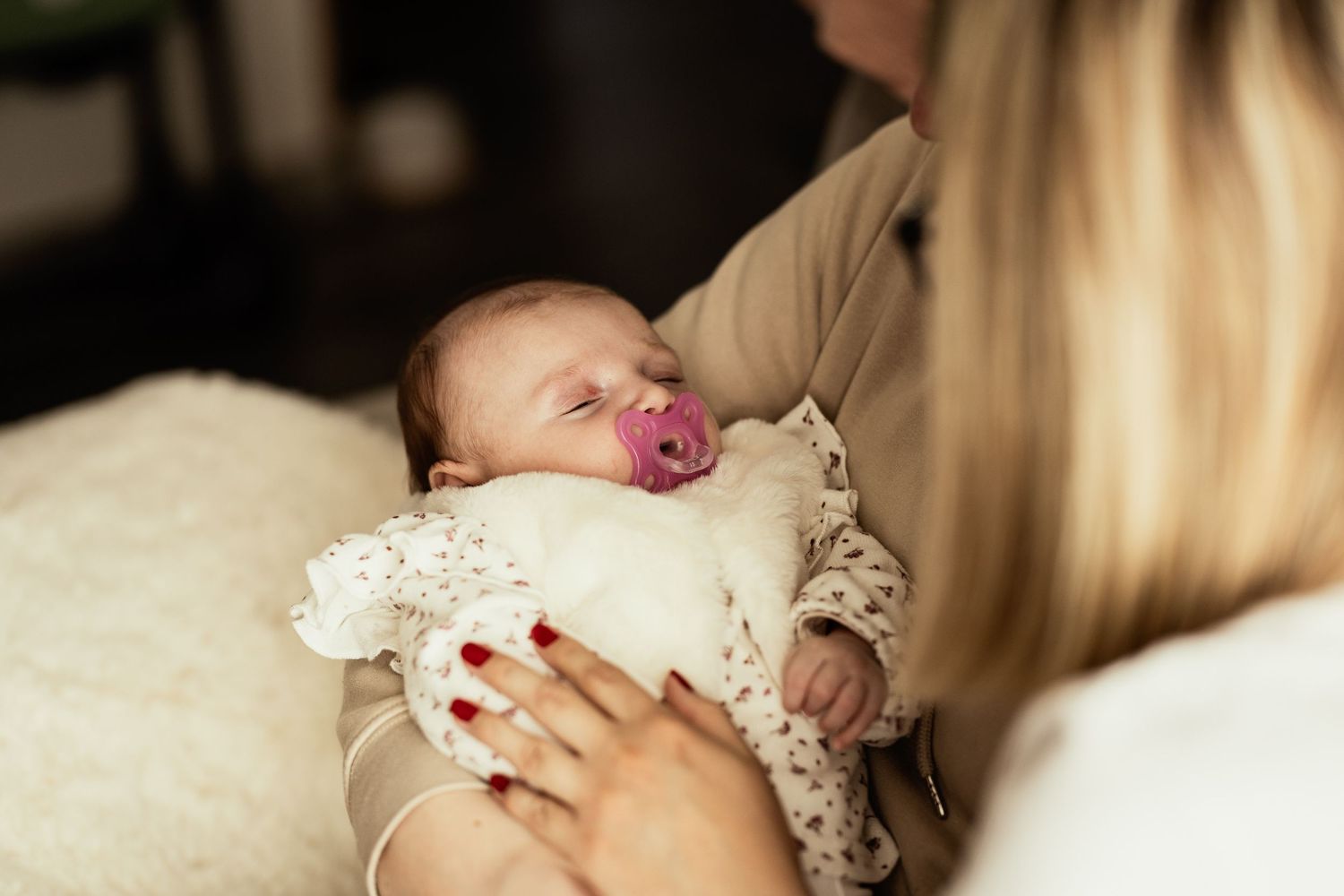 Séance naissance nouveau-né endormi – Photographe bébé Calais Côte d'Opale – Thomas Denaveaut