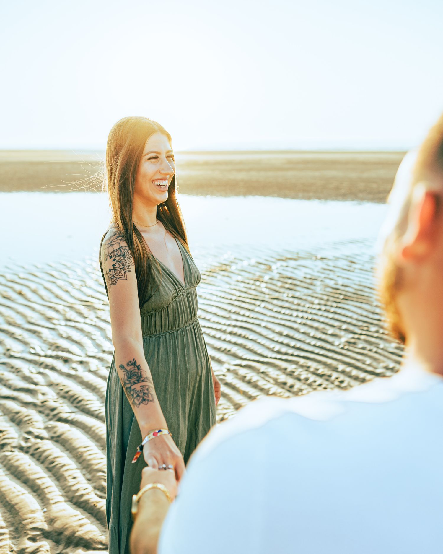 Séance photo couple naturelle en extérieur – Photographe couple Calais Côte d'Opale – Thomas Denaveaut