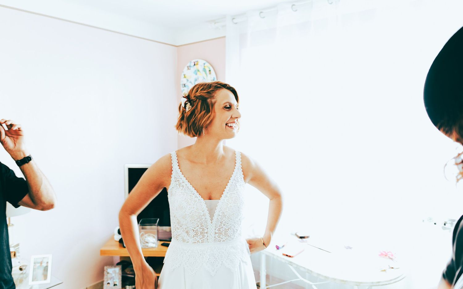 Mariée avec couronne florale lors des préparatifs – Photographe mariage haut de gamme Calais Côte d'Opale – Thomas Denaveaut