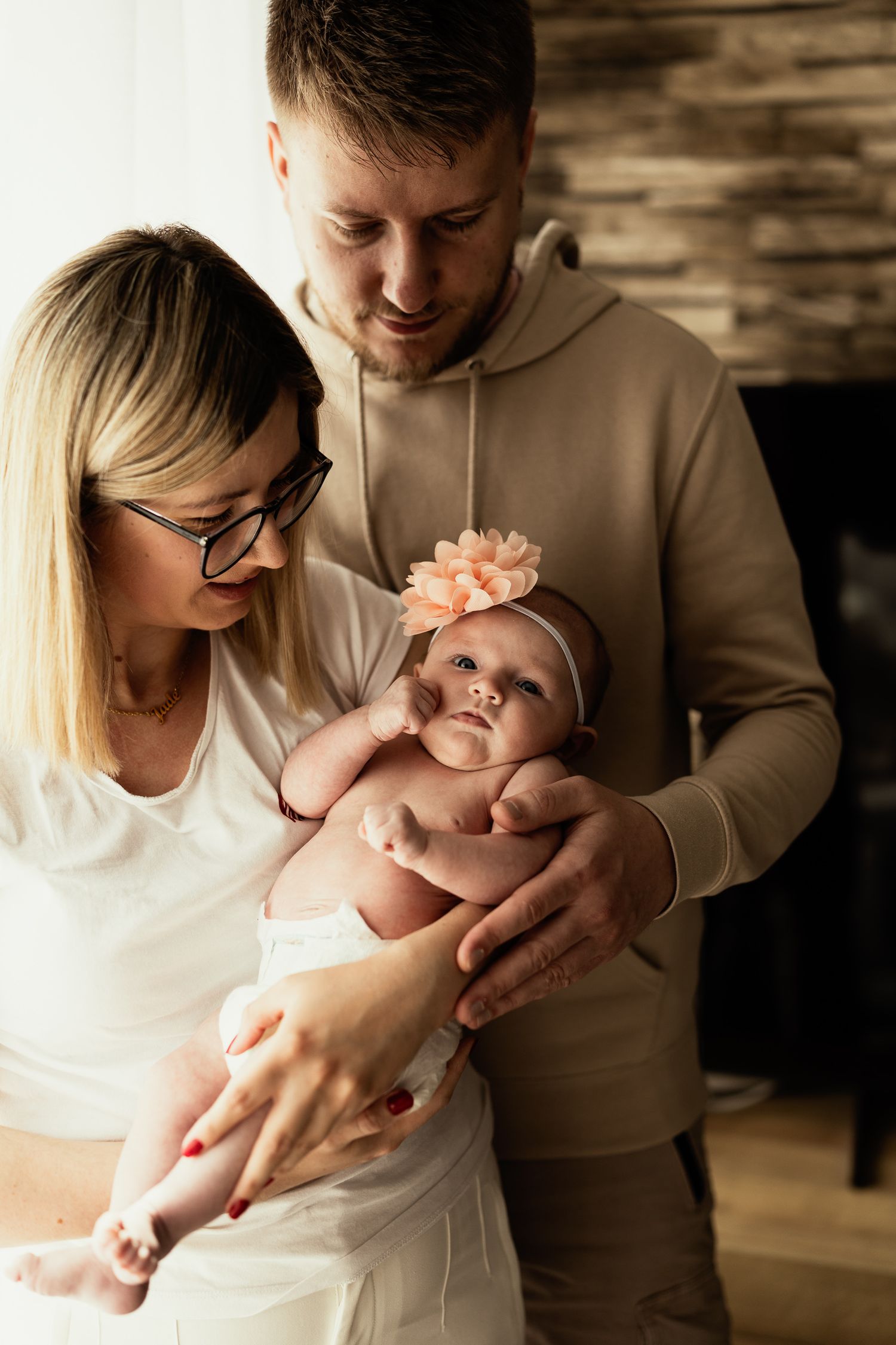 Nouveaux parents avec leur bébé – Séance naissance haut de gamme Calais – Thomas Denaveaut photographe Côte d'Opale