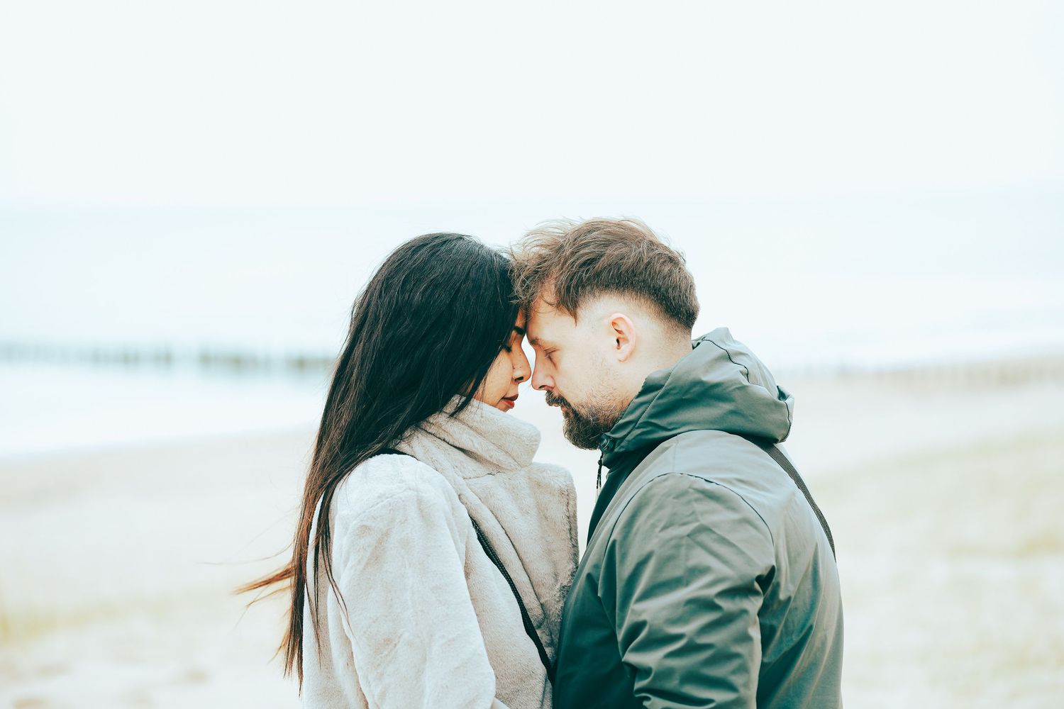 Couple front contre front moment intime sur la plage venteuse – Séance couple Côte d'Opale – Thomas Denaveaut photographe Calais
