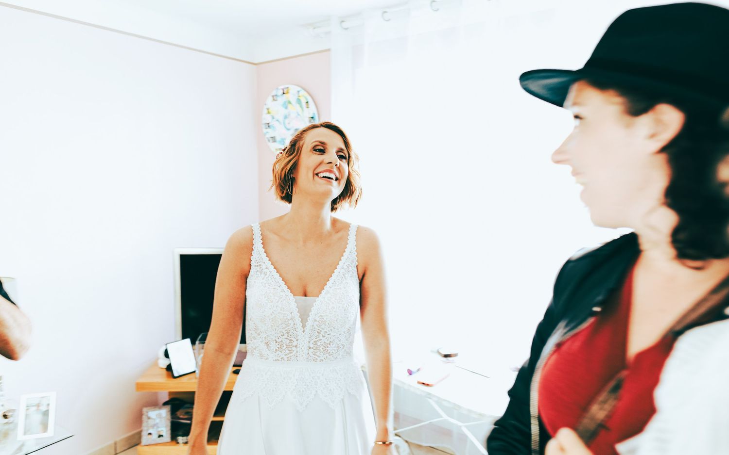 Mariée riant avec une amie lors des préparatifs – Reportage mariage haut de gamme Côte d'Opale – Thomas Denaveaut photographe