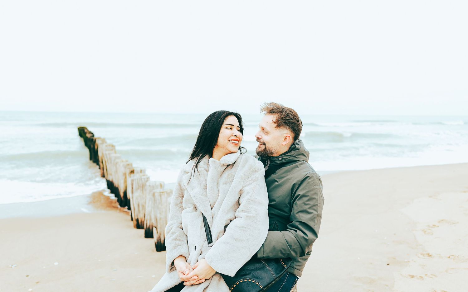 Couple riant ensemble sur la plage – Séance photo couple Côte d'Opale – Thomas Denaveaut photographe Calais