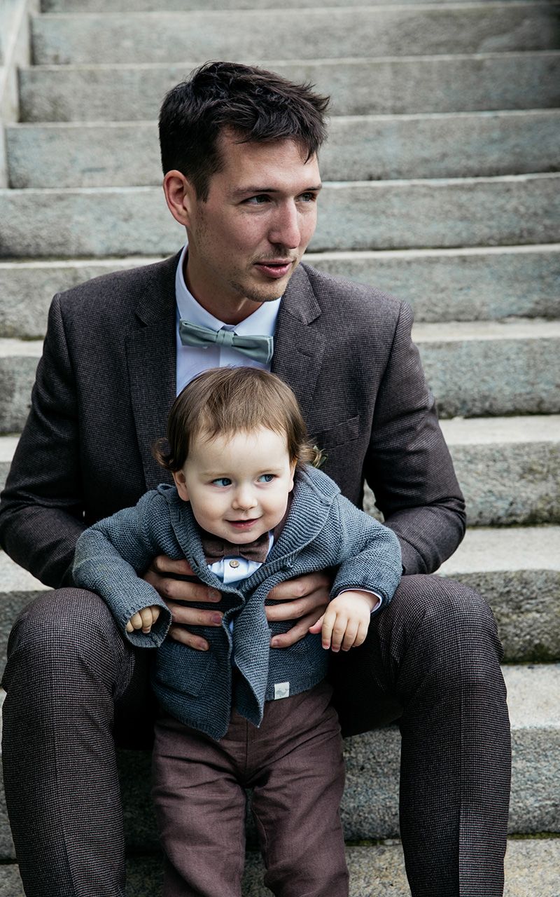 Bräutigam mit Sohn sitzend auf Treppe.