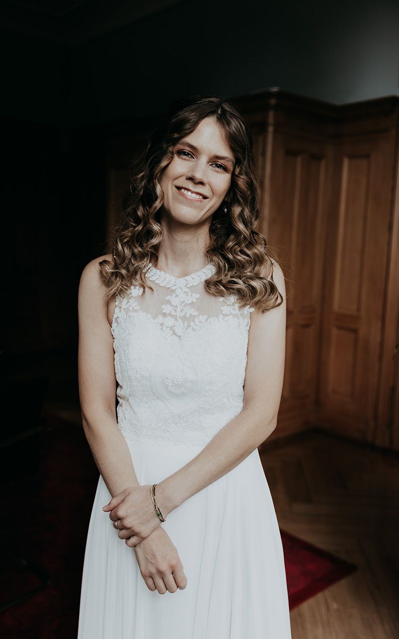 Braut im weissen Kleid. Strahlend.
