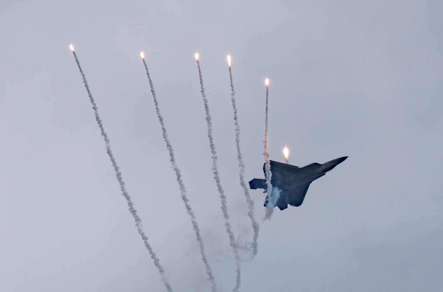 F-22 Raptor flying shooting flares