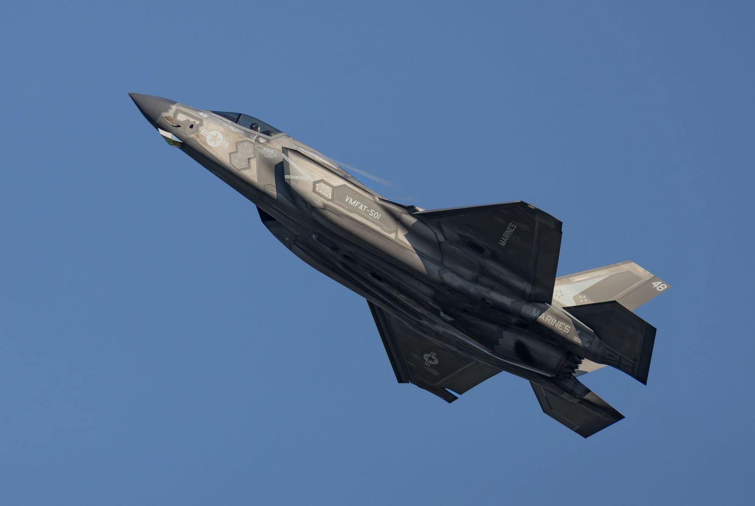 F-35 Lightning flying