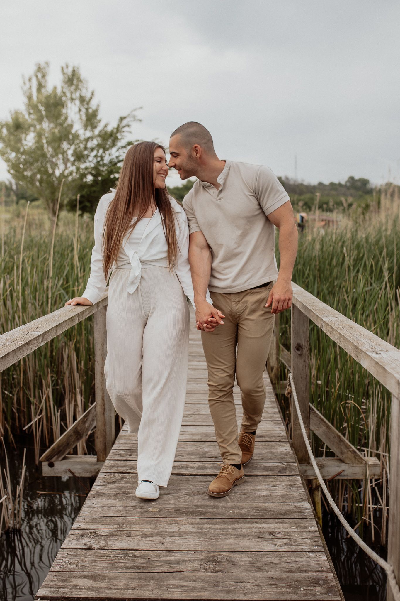 Relaxed couple portrait capturing genuine connection during a natural outdoor photoshoot