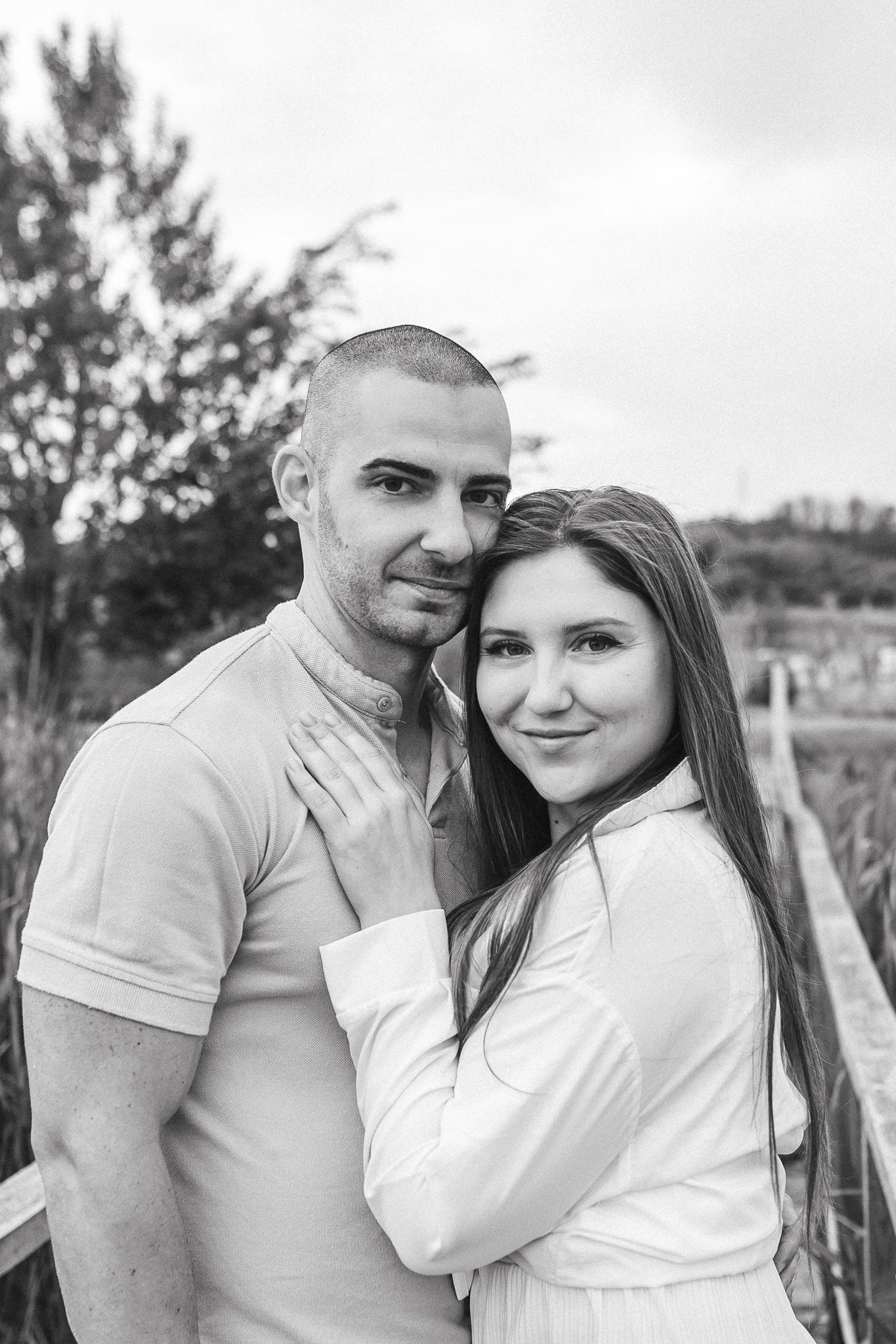Relaxed couple portrait capturing genuine connection during a natural outdoor photoshoot