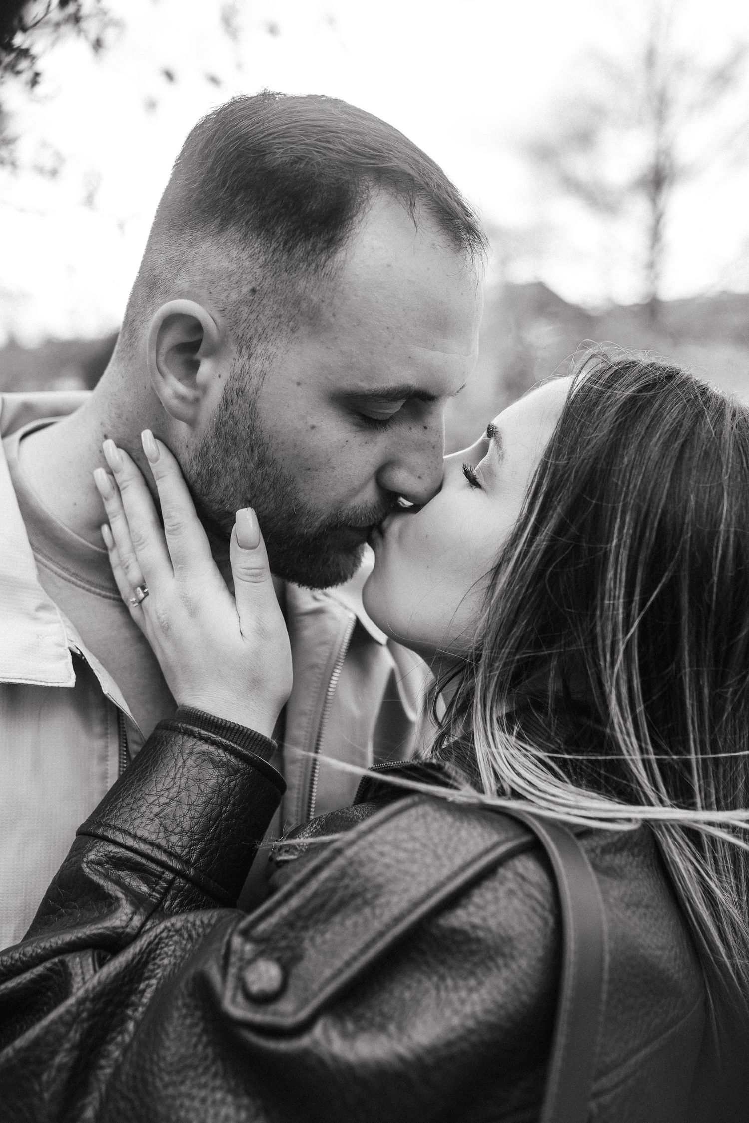 Relaxed couple portrait capturing genuine connection during a natural outdoor photoshoot