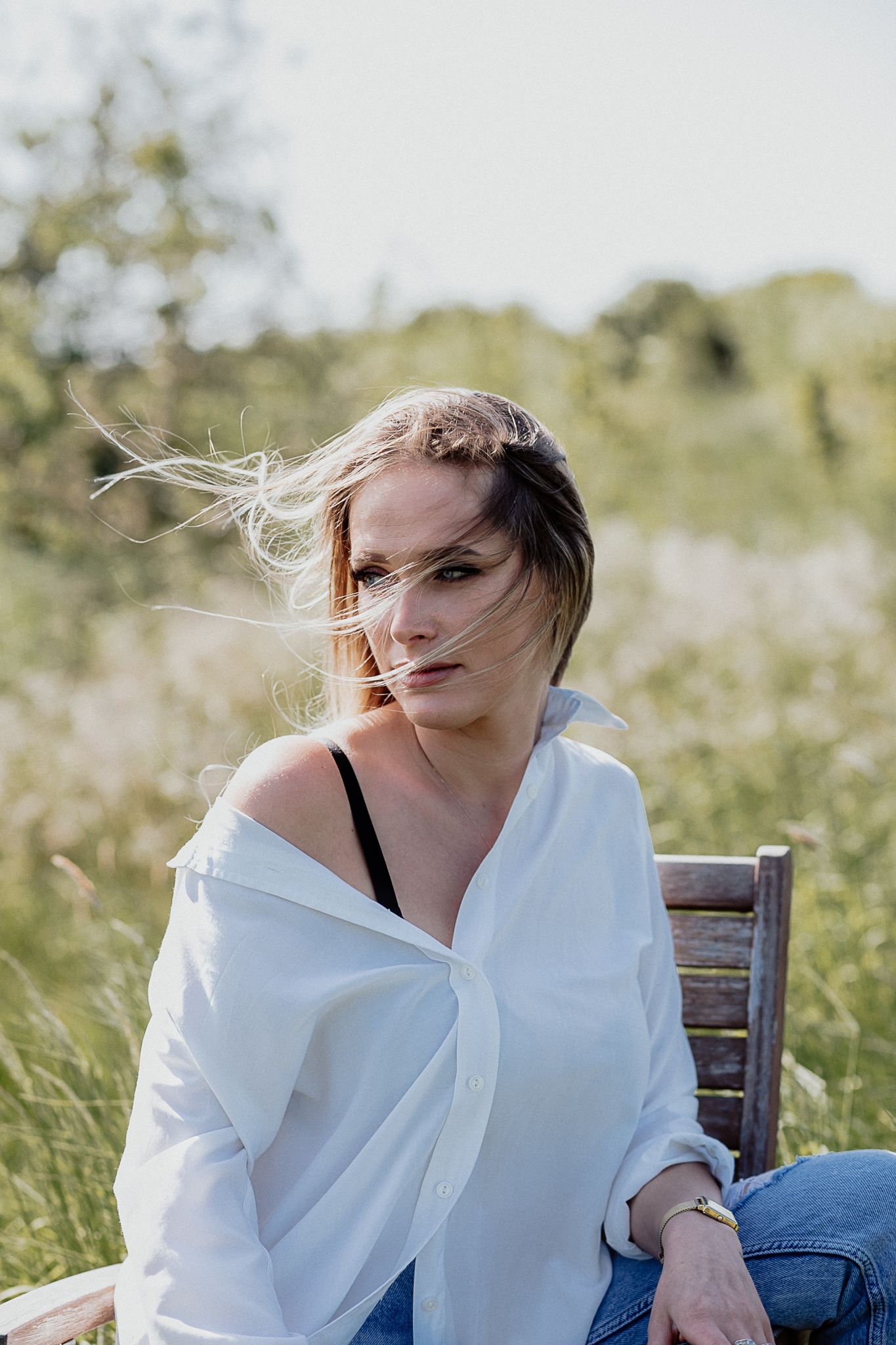Natural lifestyle portrait of a woman in soft outdoor light, capturing authentic personality and emotion.