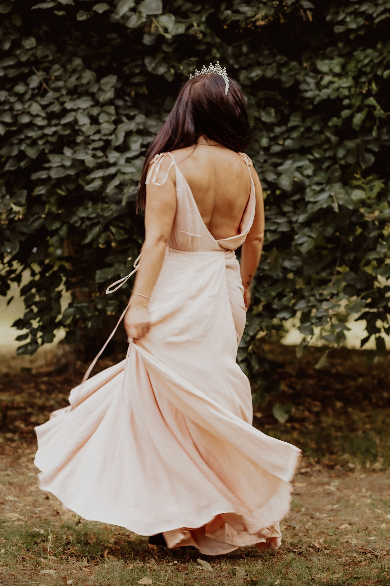 Natural lifestyle portrait of a woman in soft outdoor light, capturing authentic personality and emotion.
