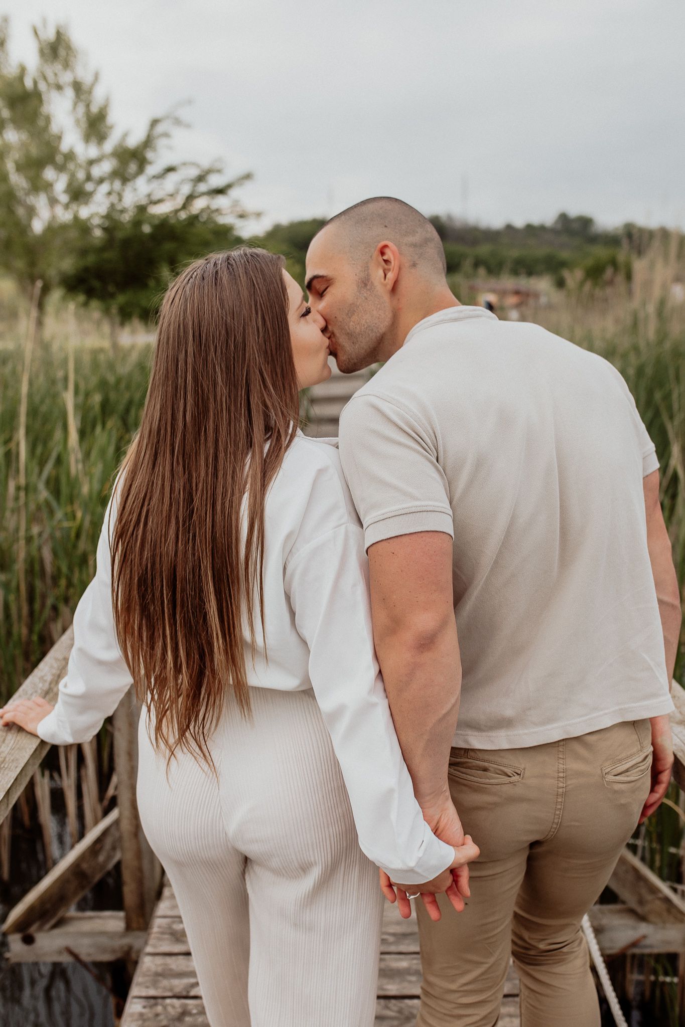 Relaxed couple portrait capturing genuine connection and laughter during a natural outdoor photoshoot
