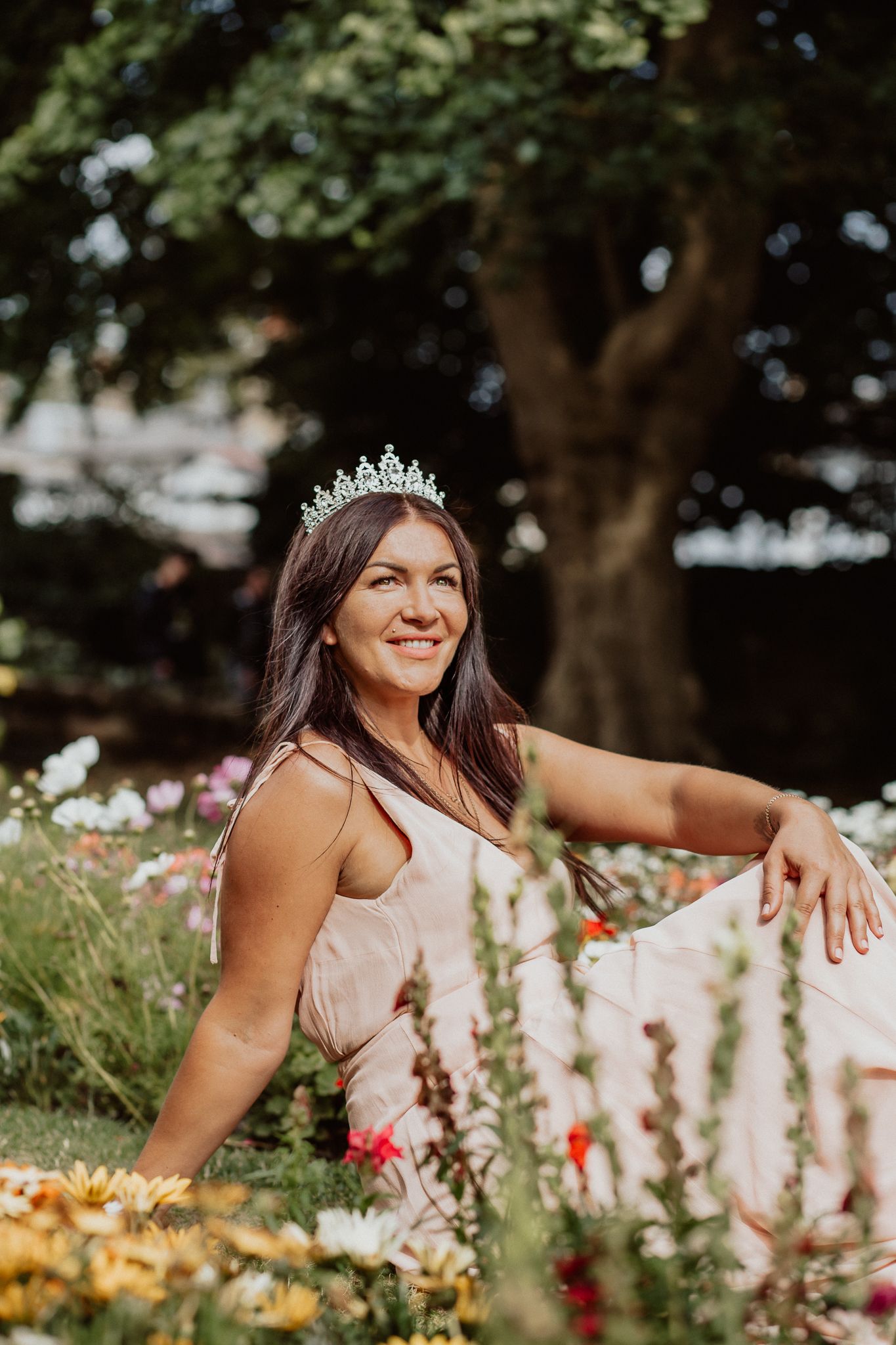 Natural lifestyle portrait of a woman in soft outdoor light, capturing authentic personality and emotion.