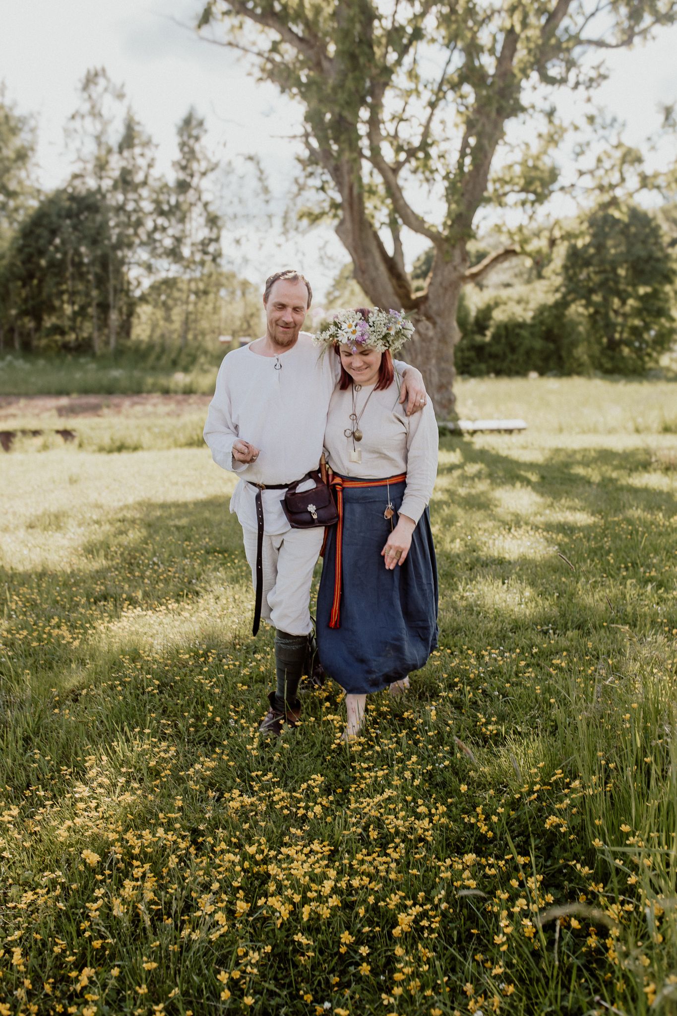 Relaxed couple portrait capturing genuine connection and laughter during a natural outdoor photoshoot