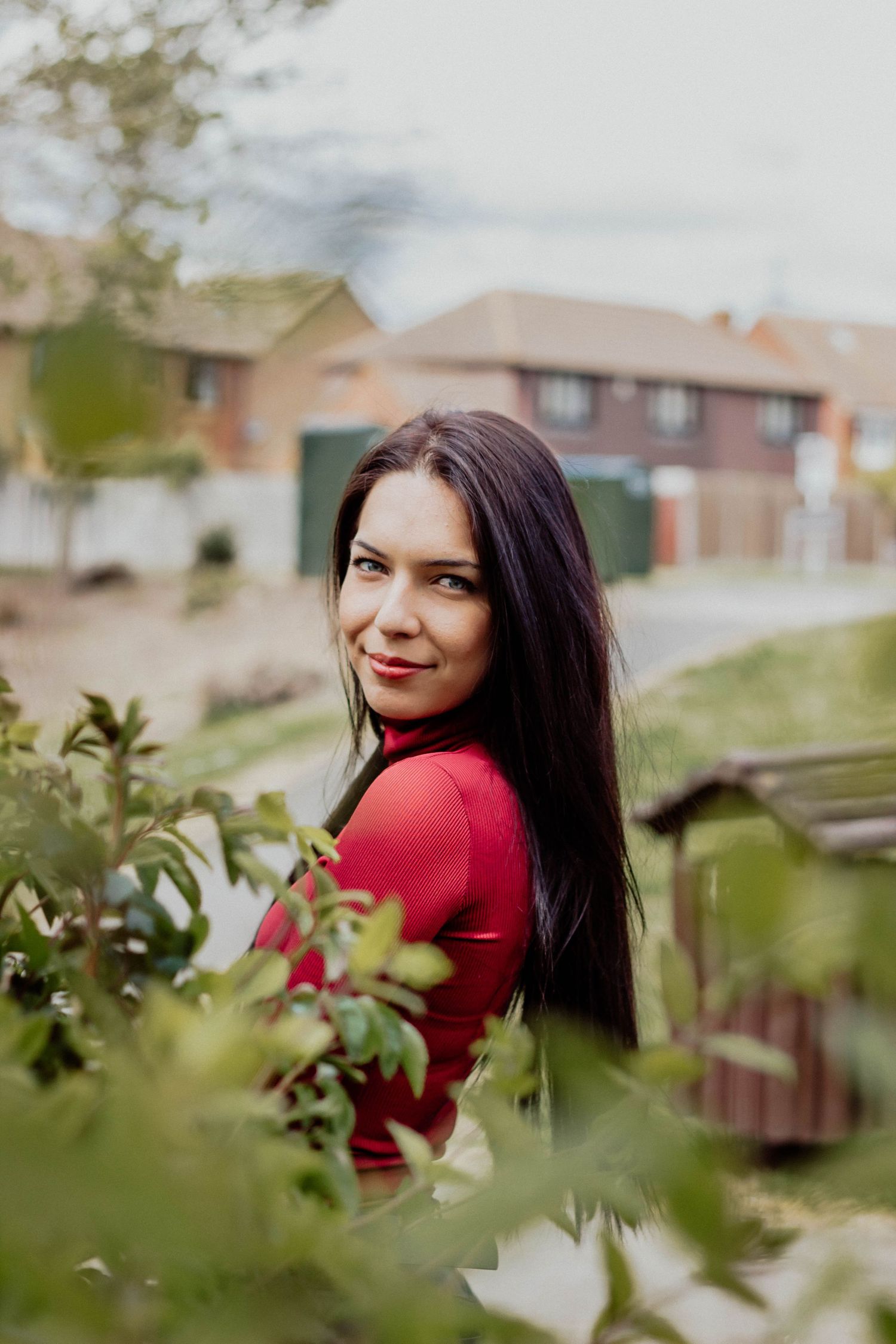 Natural lifestyle portrait of a woman in soft outdoor light, capturing authentic personality and emotion.