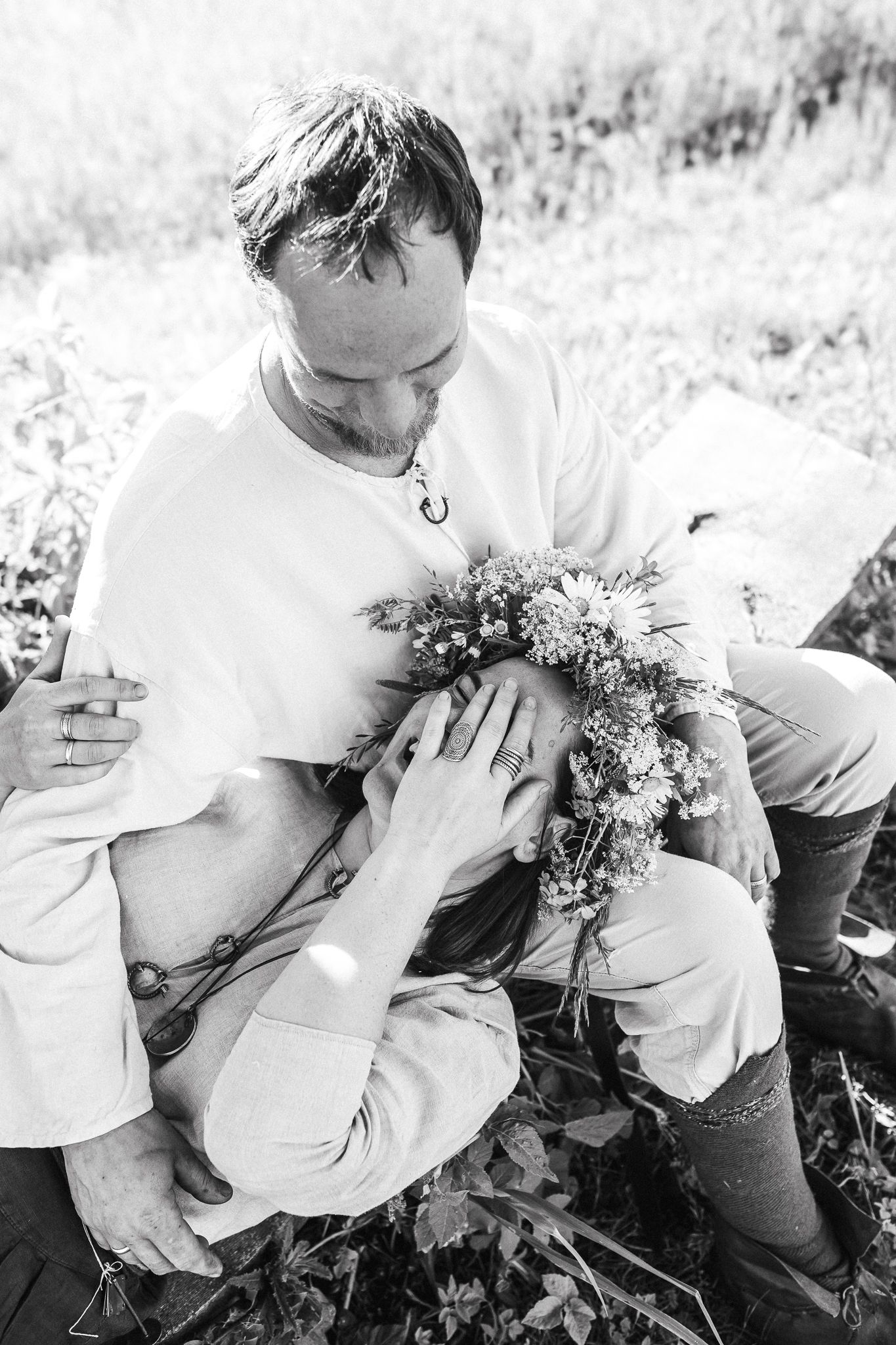 Relaxed couple portrait capturing genuine connection and laughter during a natural outdoor photoshoot