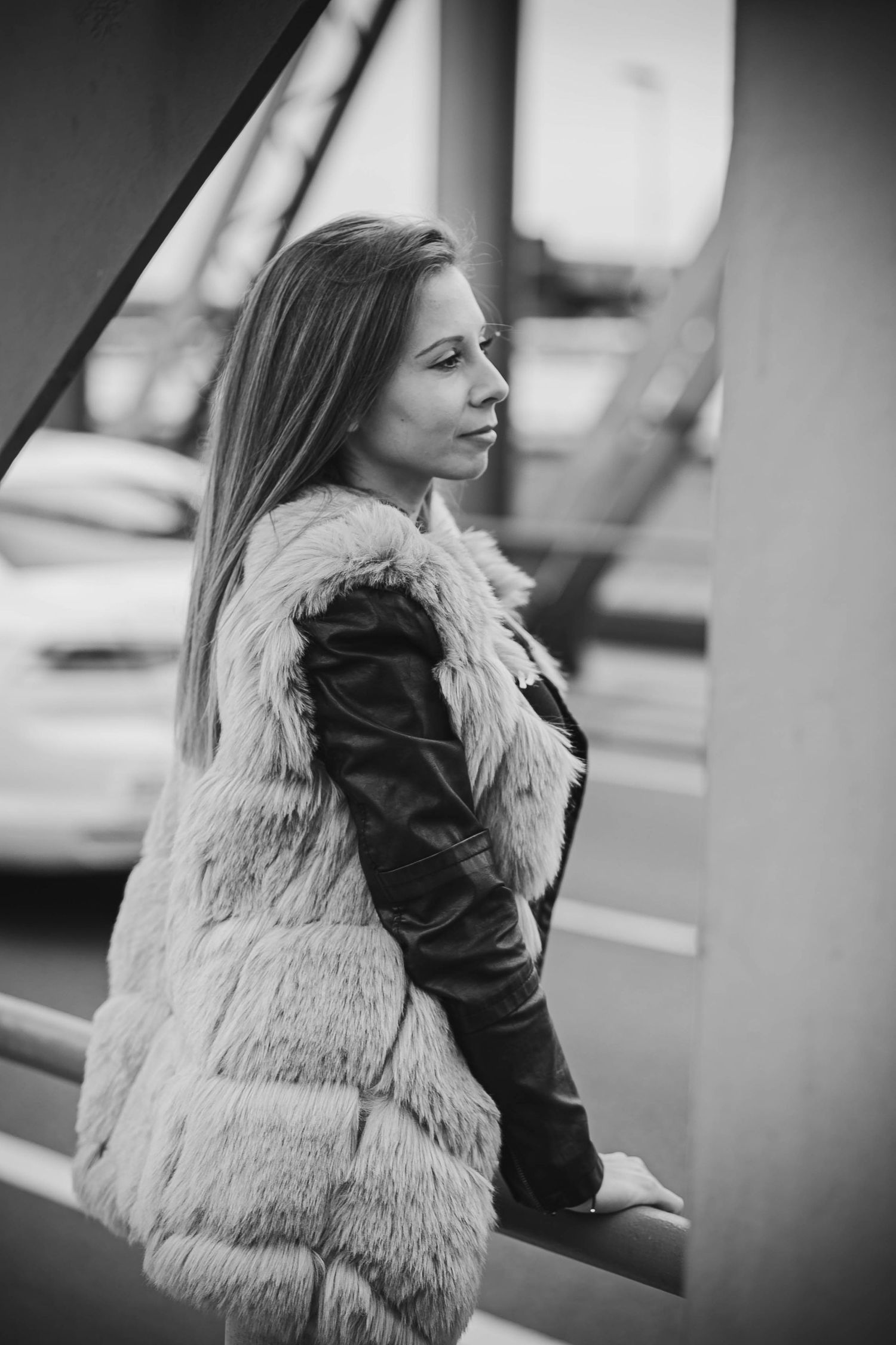 Natural lifestyle portrait of a woman in soft outdoor light, capturing authentic personality and emotion.