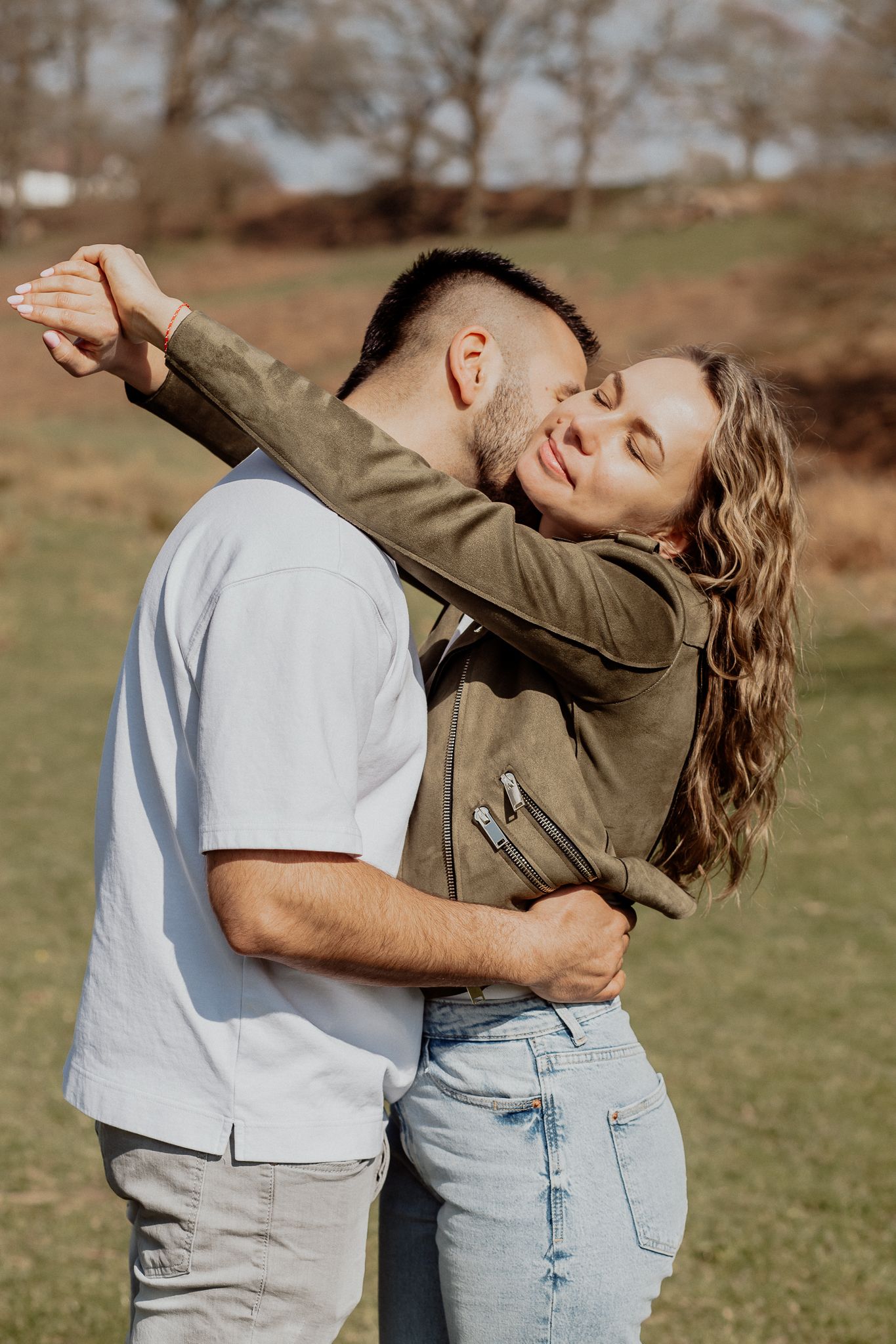 Relaxed couple portrait capturing genuine connection during a natural outdoor photoshoot