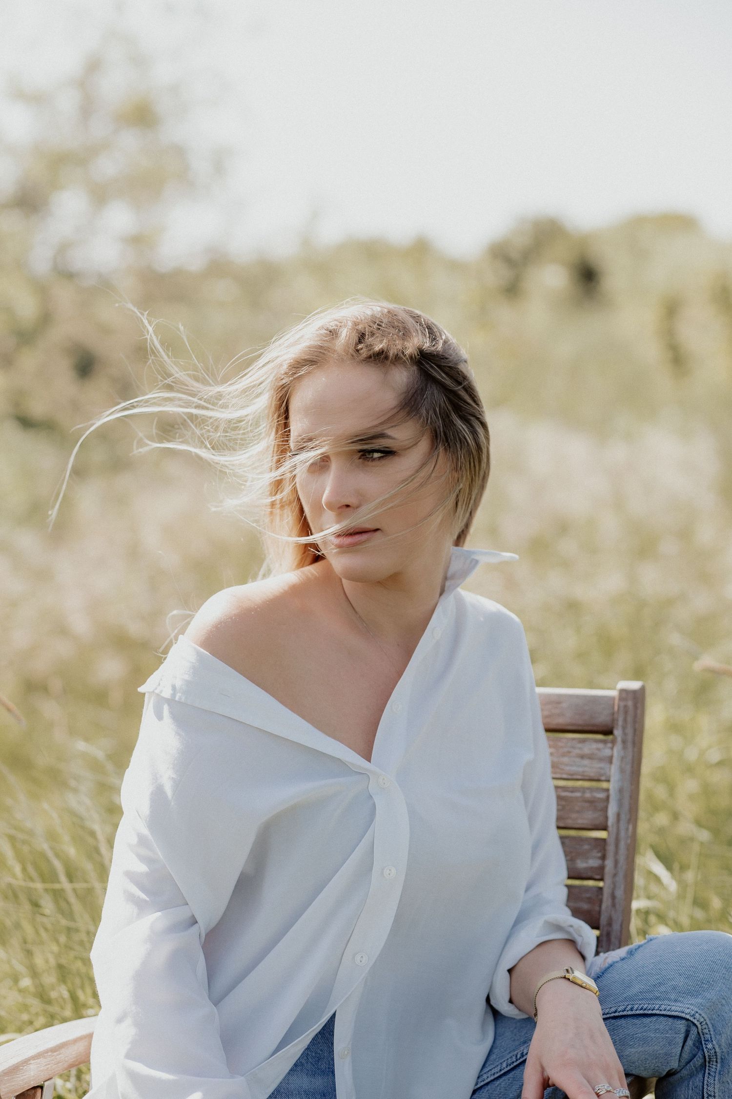 Natural lifestyle portrait of a woman in soft outdoor light, capturing authentic personality and emotion.
