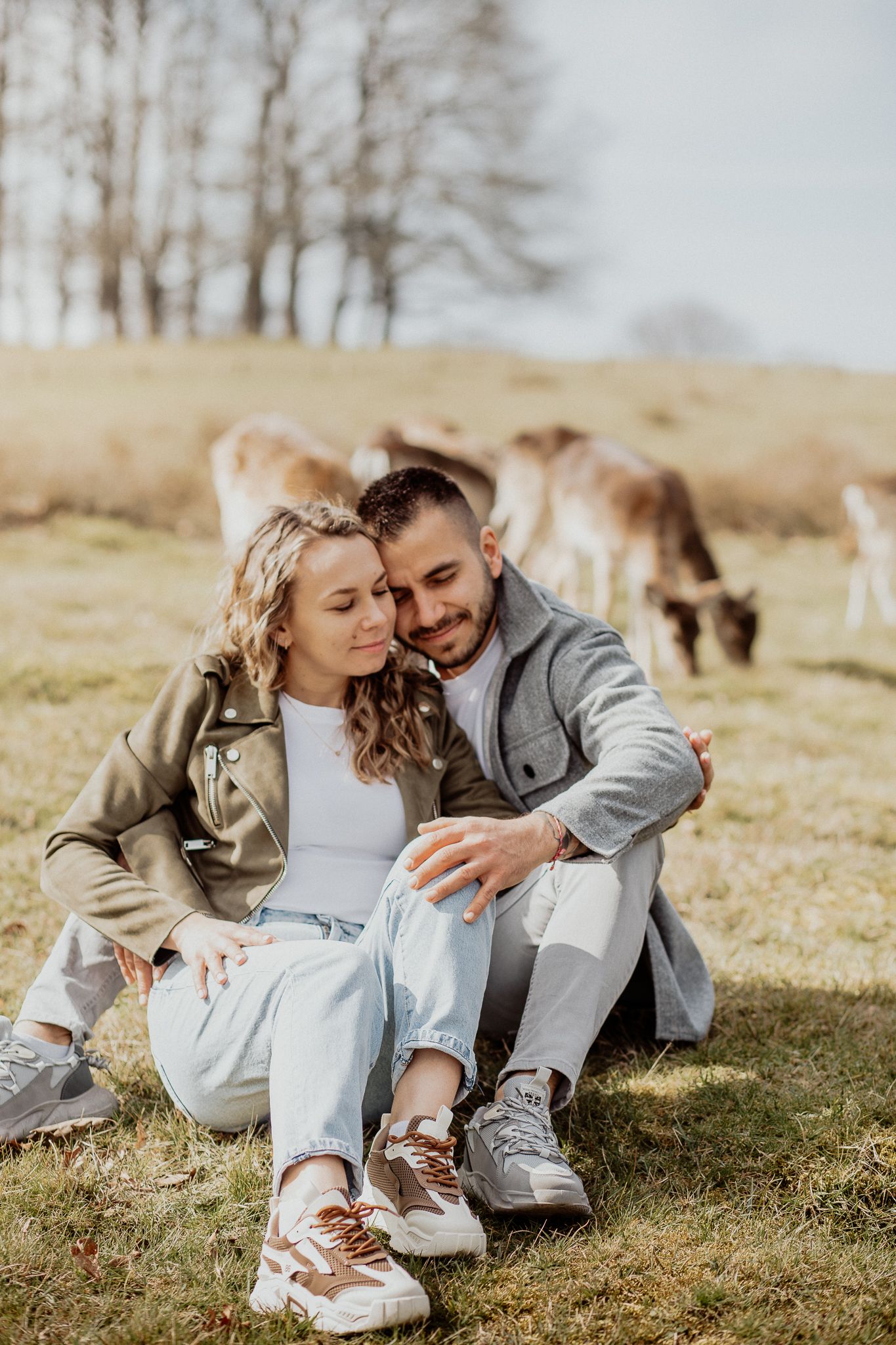 Relaxed couple portrait capturing genuine connection during a natural outdoor photoshoot