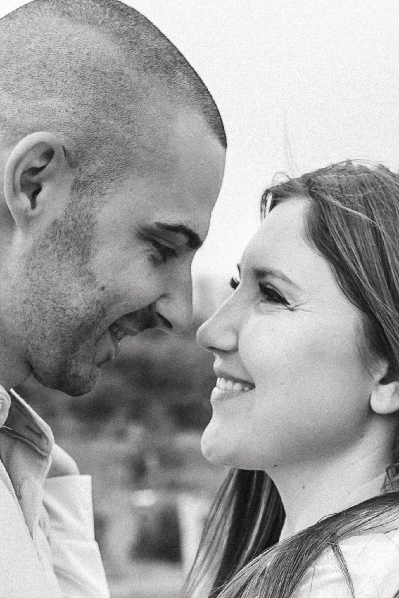 Relaxed couple portrait capturing genuine connection during a natural outdoor photoshoot