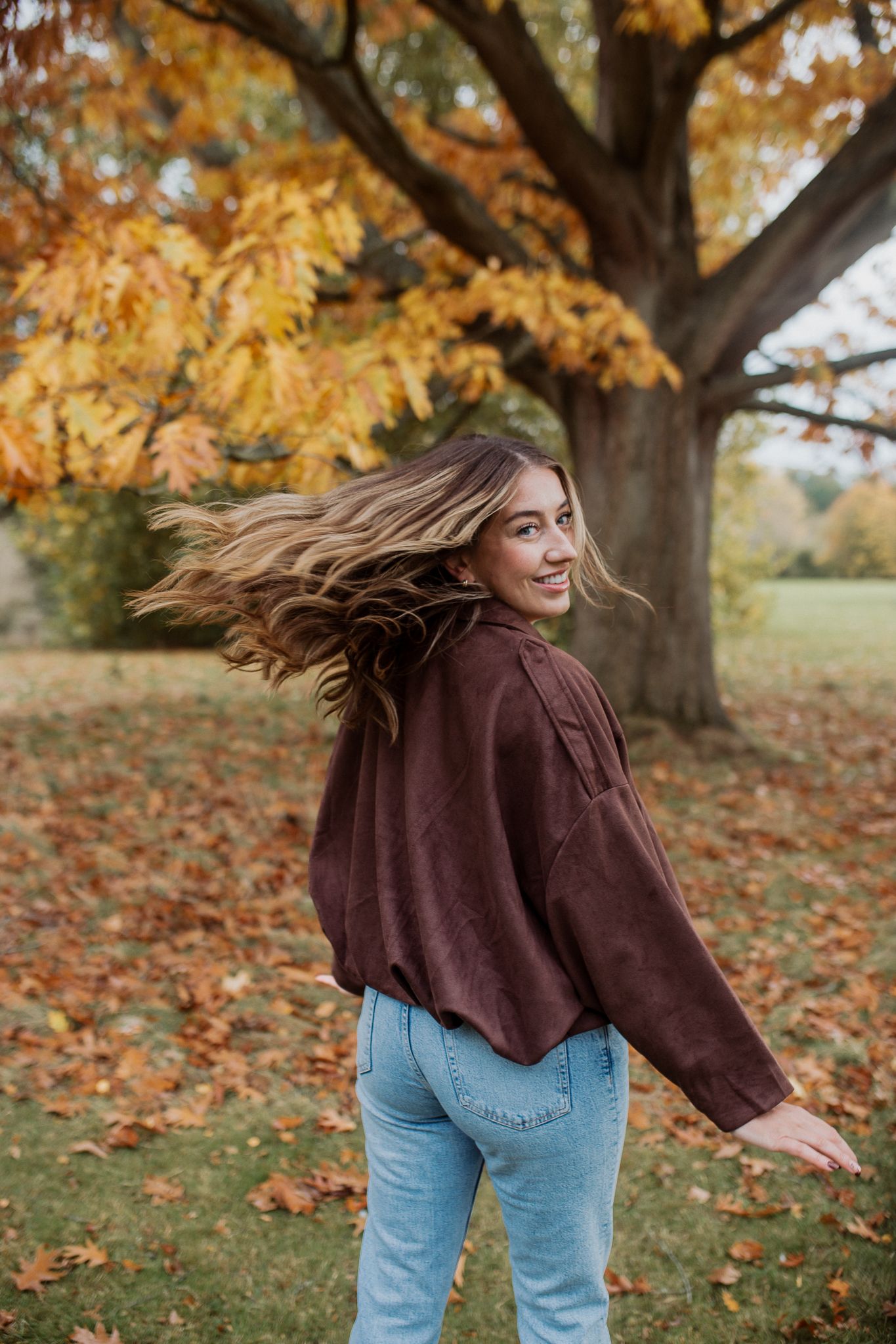Natural lifestyle portrait of a woman in soft outdoor light, capturing authentic personality and emotion.