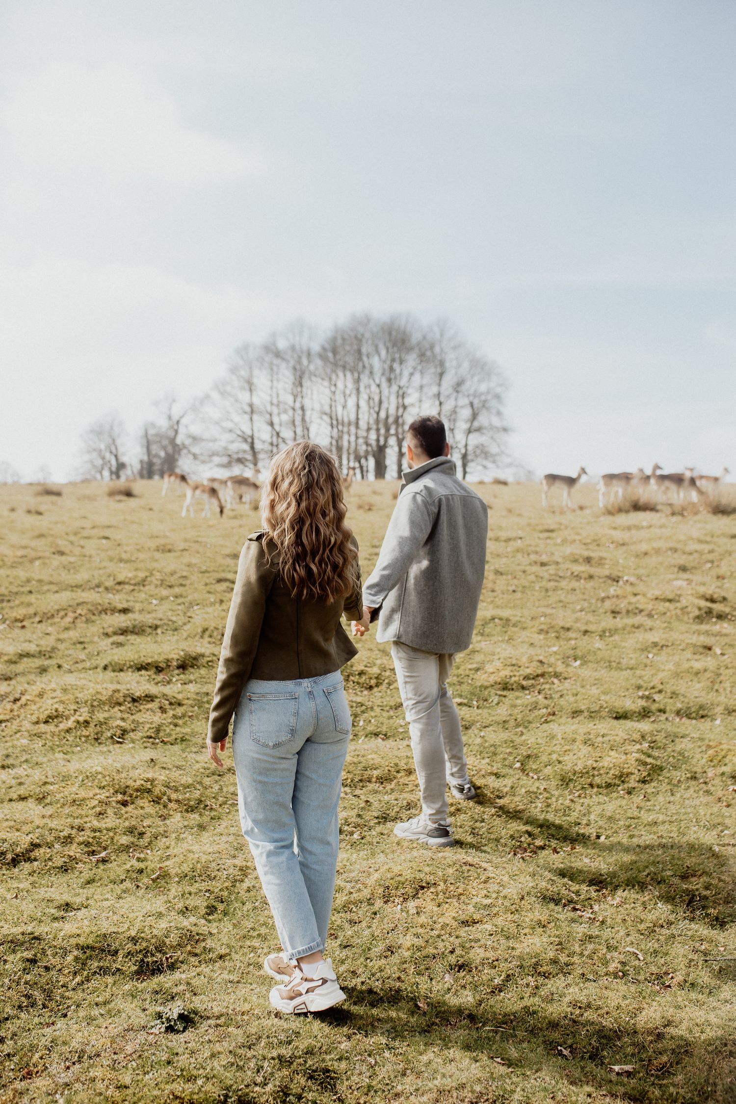 Relaxed couple portrait capturing genuine connection during a natural outdoor photoshoot
