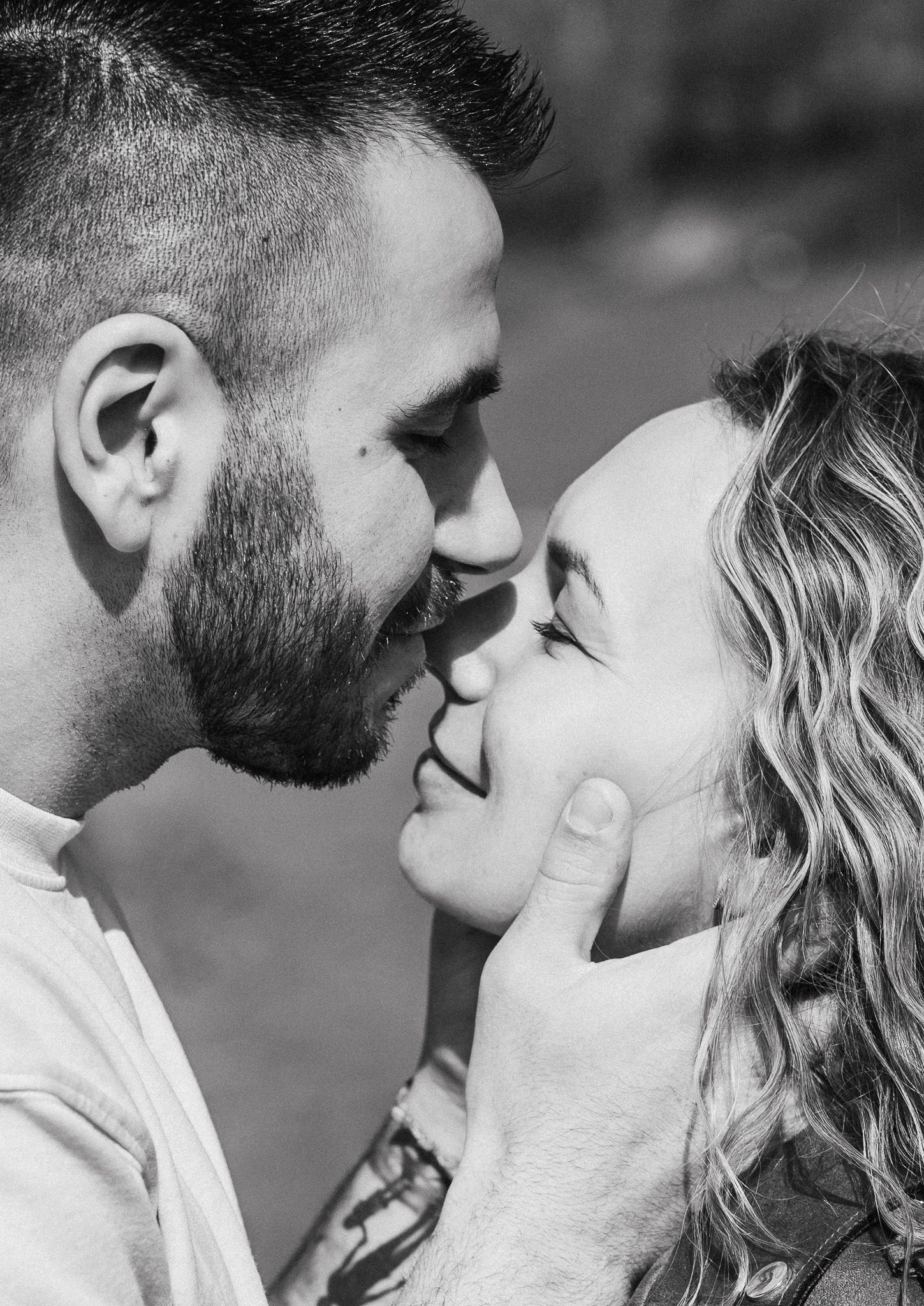 Relaxed couple portrait capturing genuine connection during a natural outdoor photoshoot