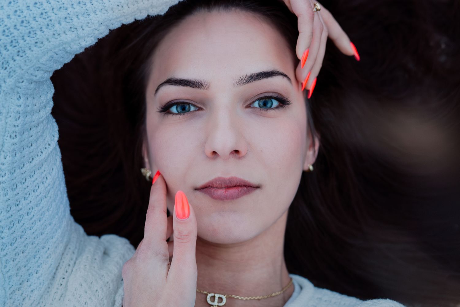 Natural lifestyle portrait of a woman in soft outdoor light, capturing authentic personality and emotion.