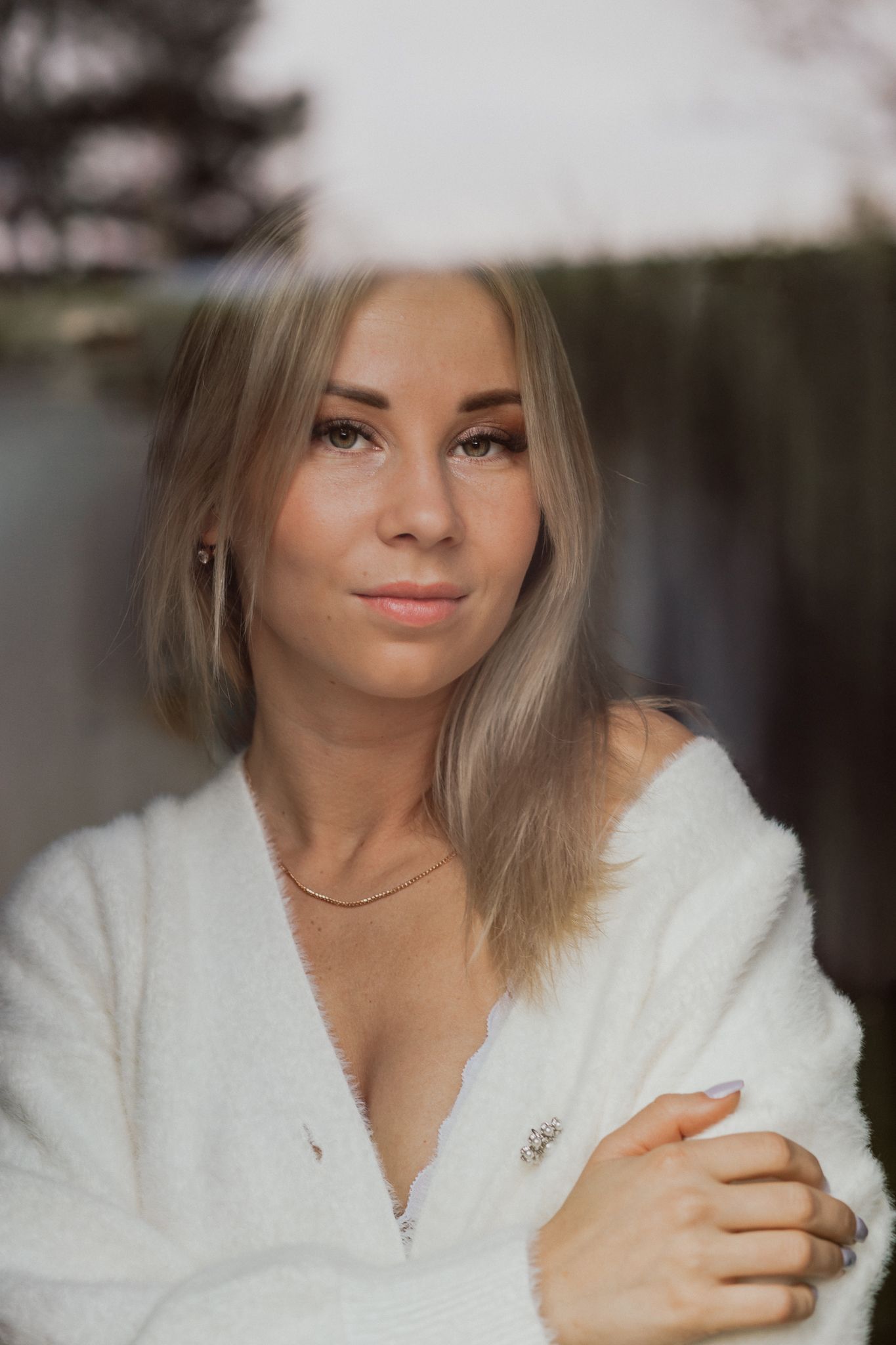Natural lifestyle portrait of a woman in soft light, capturing authentic personality and emotion.