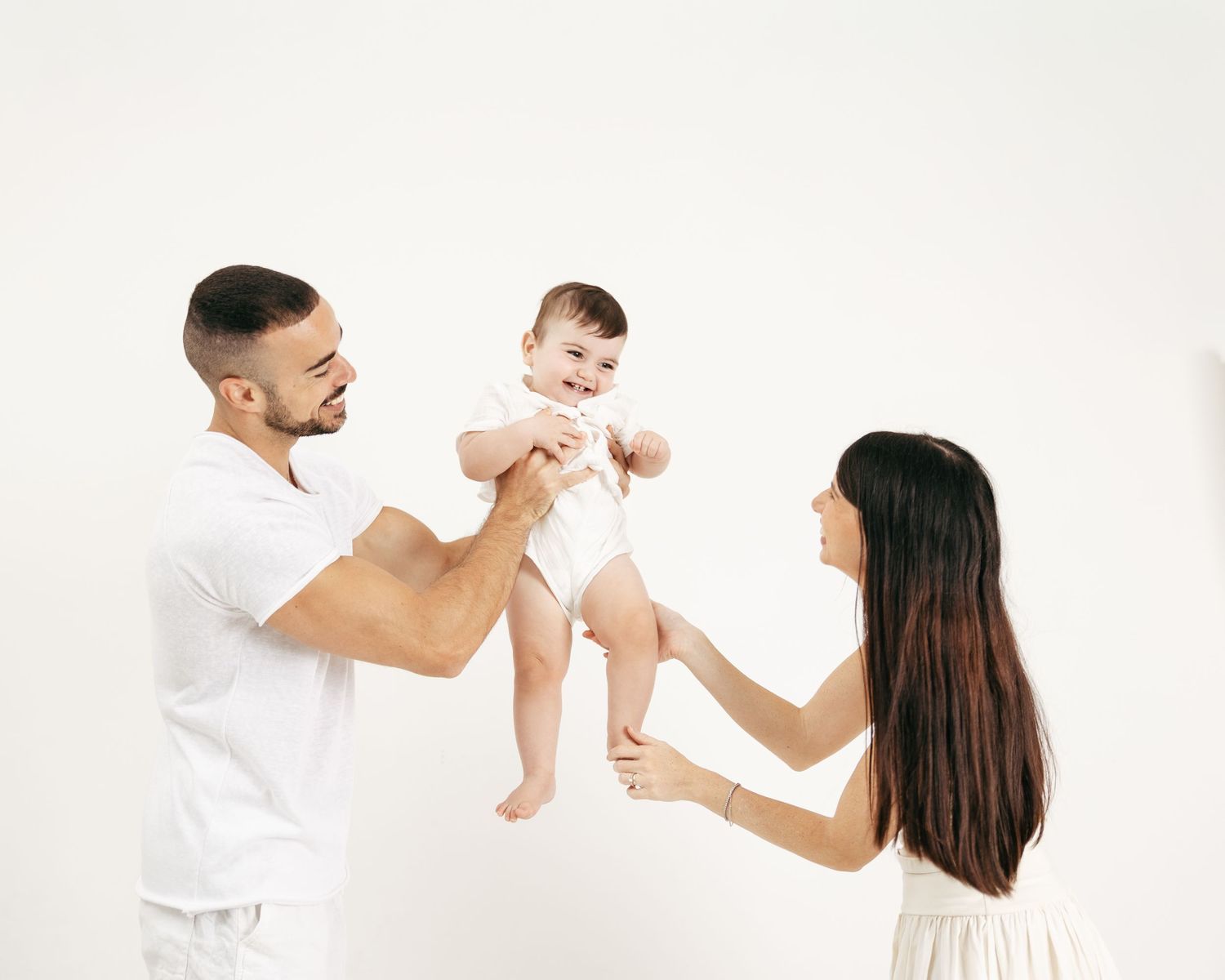אביבית כהן צלמת לייף סטייל טבעי ואותנטי, צילום ניובורן הריון גיל שנה ומשפחה. תדמית וליווי לצלמים