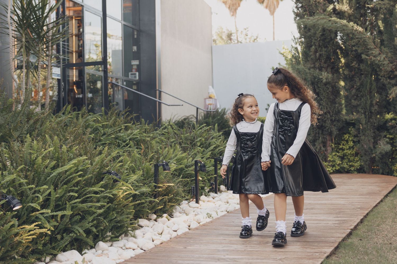 אביבית כהן צלמת לייף סטייל טבעי ואותנטי, צילום ניובורן הריון גיל שנה ומשפחה. תדמית וליווי לצלמים