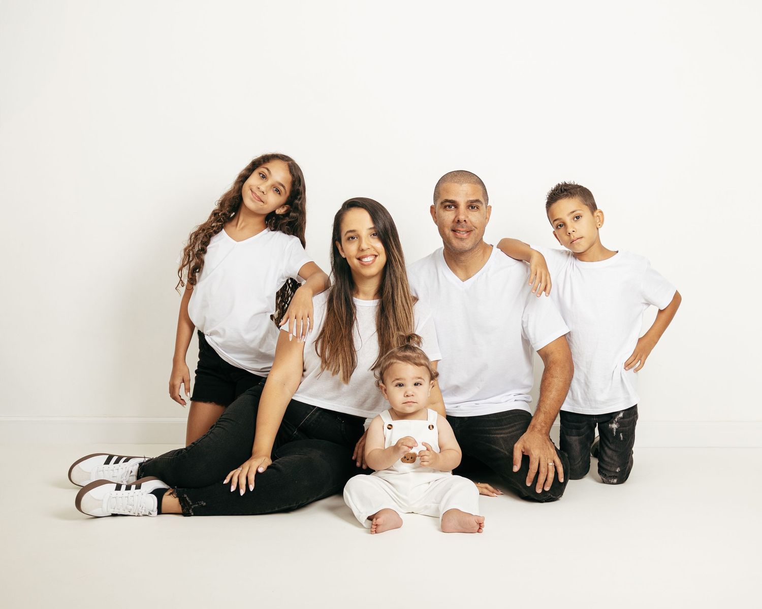 אביבית כהן צלמת לייף סטייל טבעי ואותנטי, צילום ניובורן הריון גיל שנה ומשפחה. תדמית וליווי לצלמים