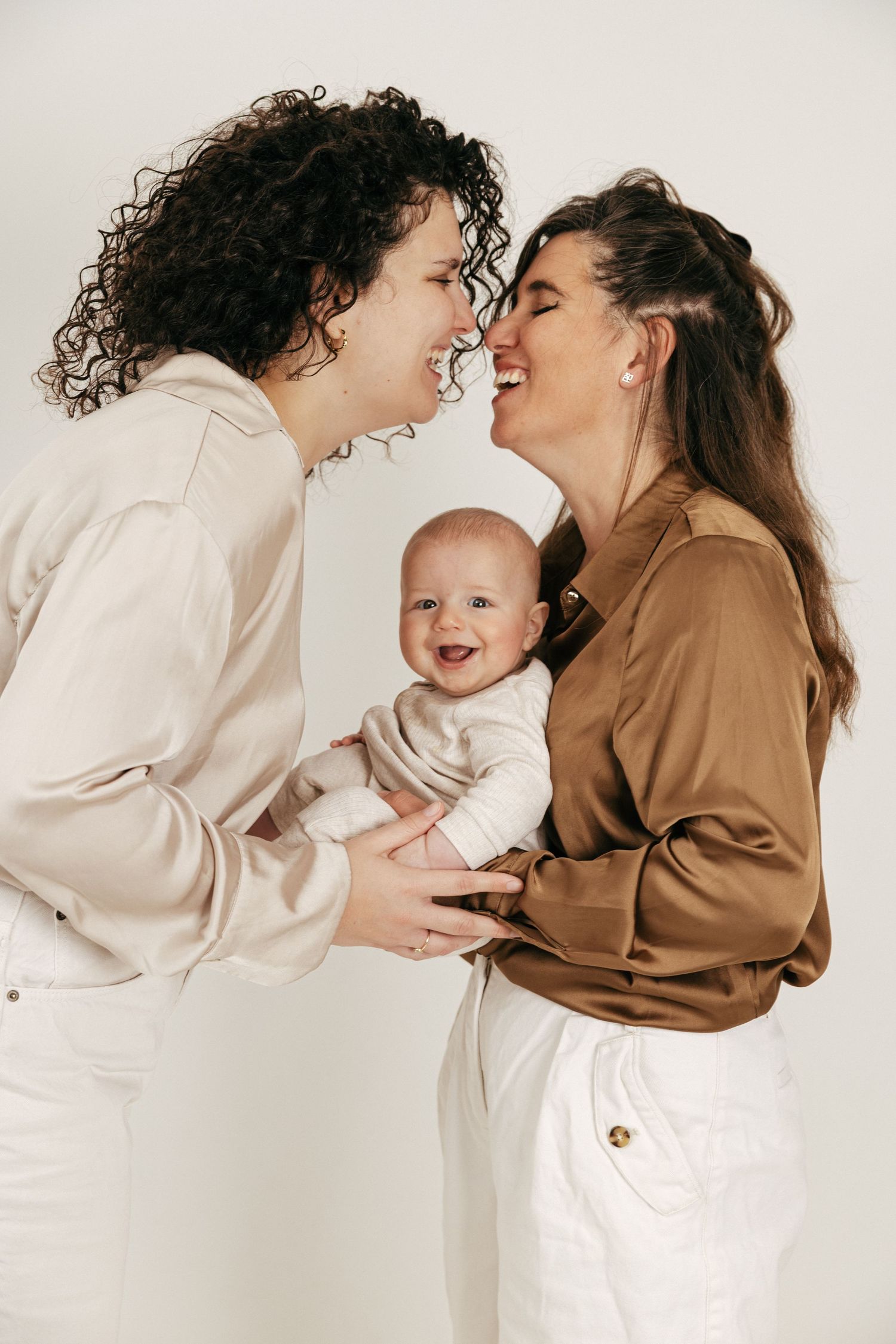 אביבית כהן צלמת לייף סטייל טבעי ואותנטי, צילום ניובורן הריון גיל שנה ומשפחה. תדמית וליווי לצלמים