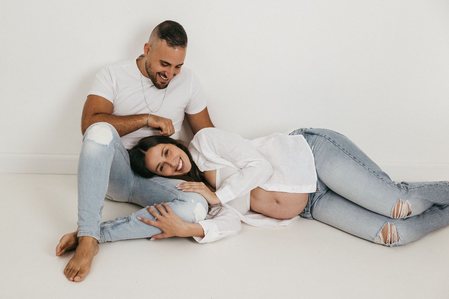 אביבית כהן צלמת לייף סטייל טבעי ואותנטי, צילום ניובורן הריון גיל שנה ומשפחה. תדמית וליווי לצלמים