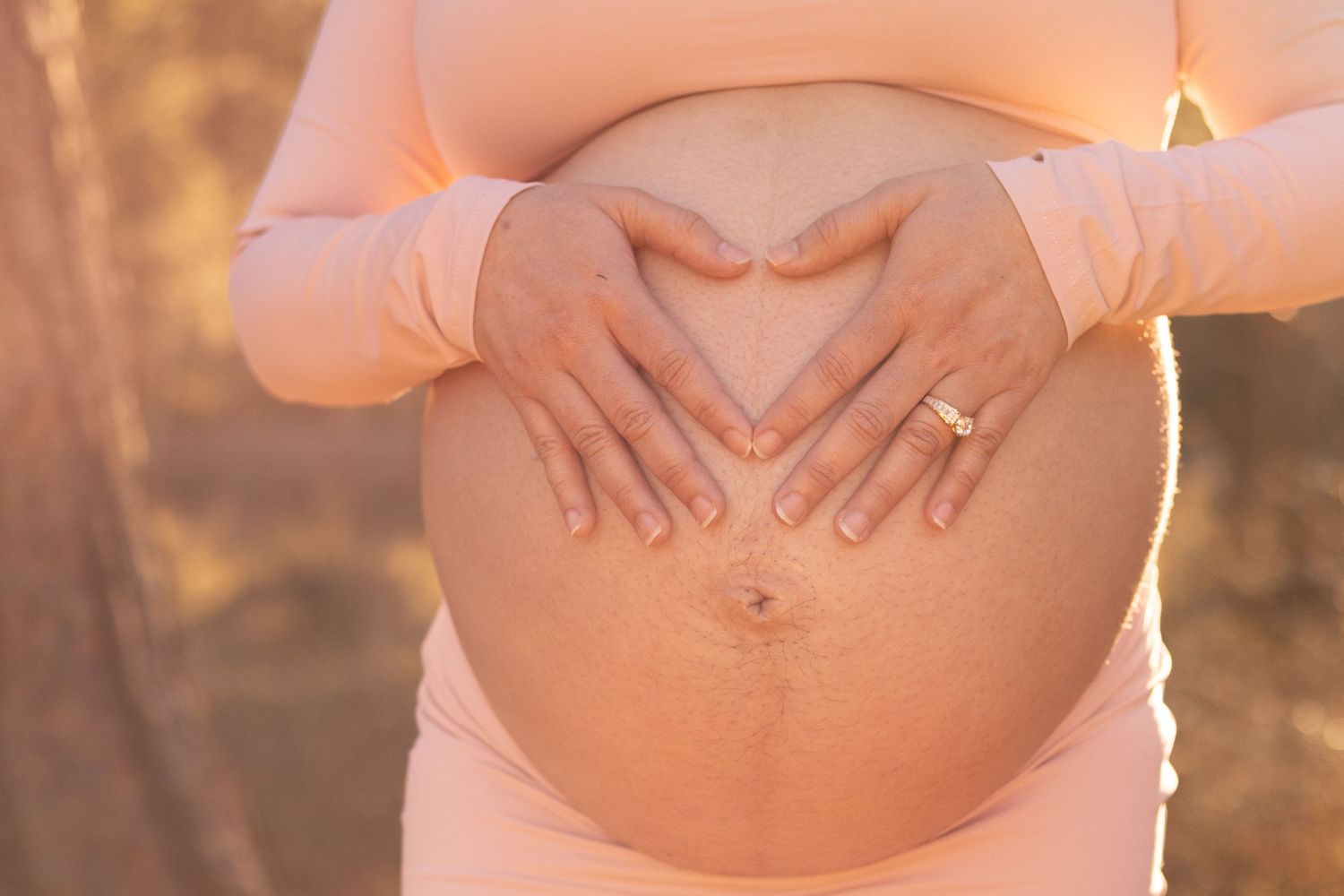 A beautiful Bend, Oregon maternity session featuring glowing portraits, soft natural light, and heartfelt moments that celebrate motherhood.