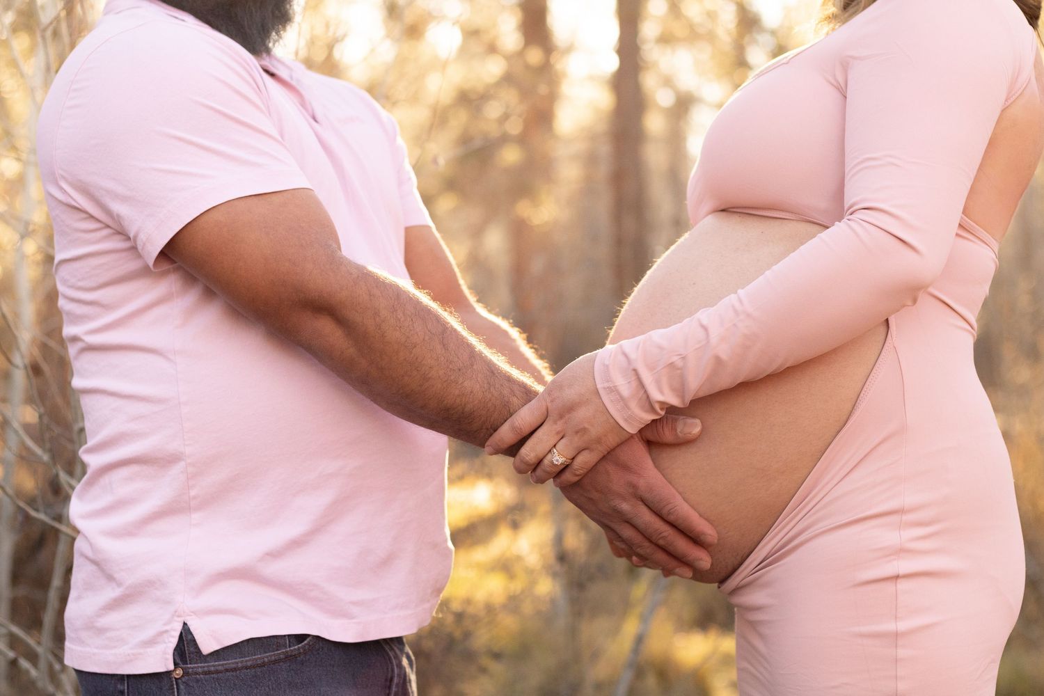 A beautiful Bend, Oregon maternity session featuring glowing portraits, soft natural light, and heartfelt moments that celebrate motherhood.