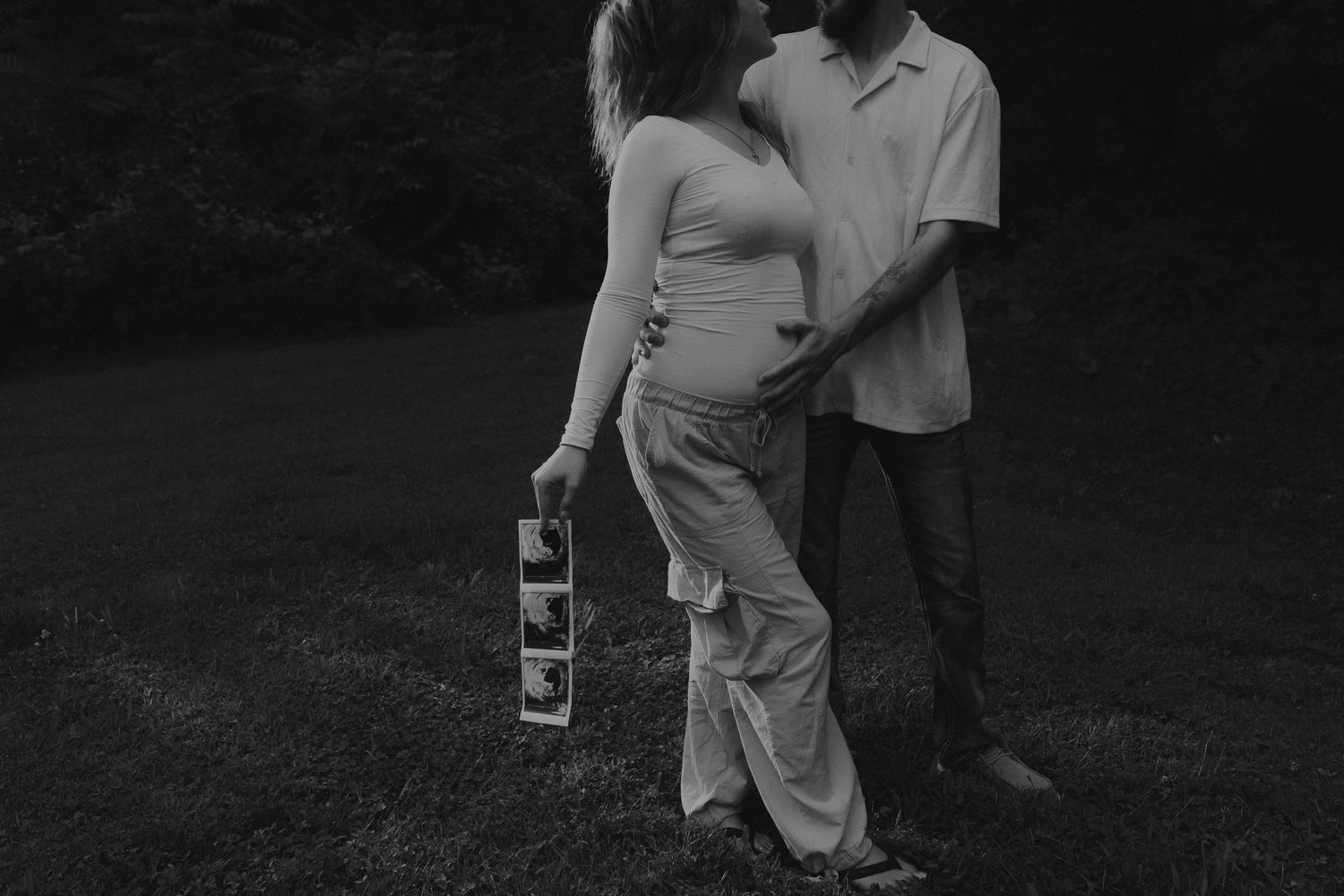 Arizona Creative Moody and Poetic Black and white Maternity Photos