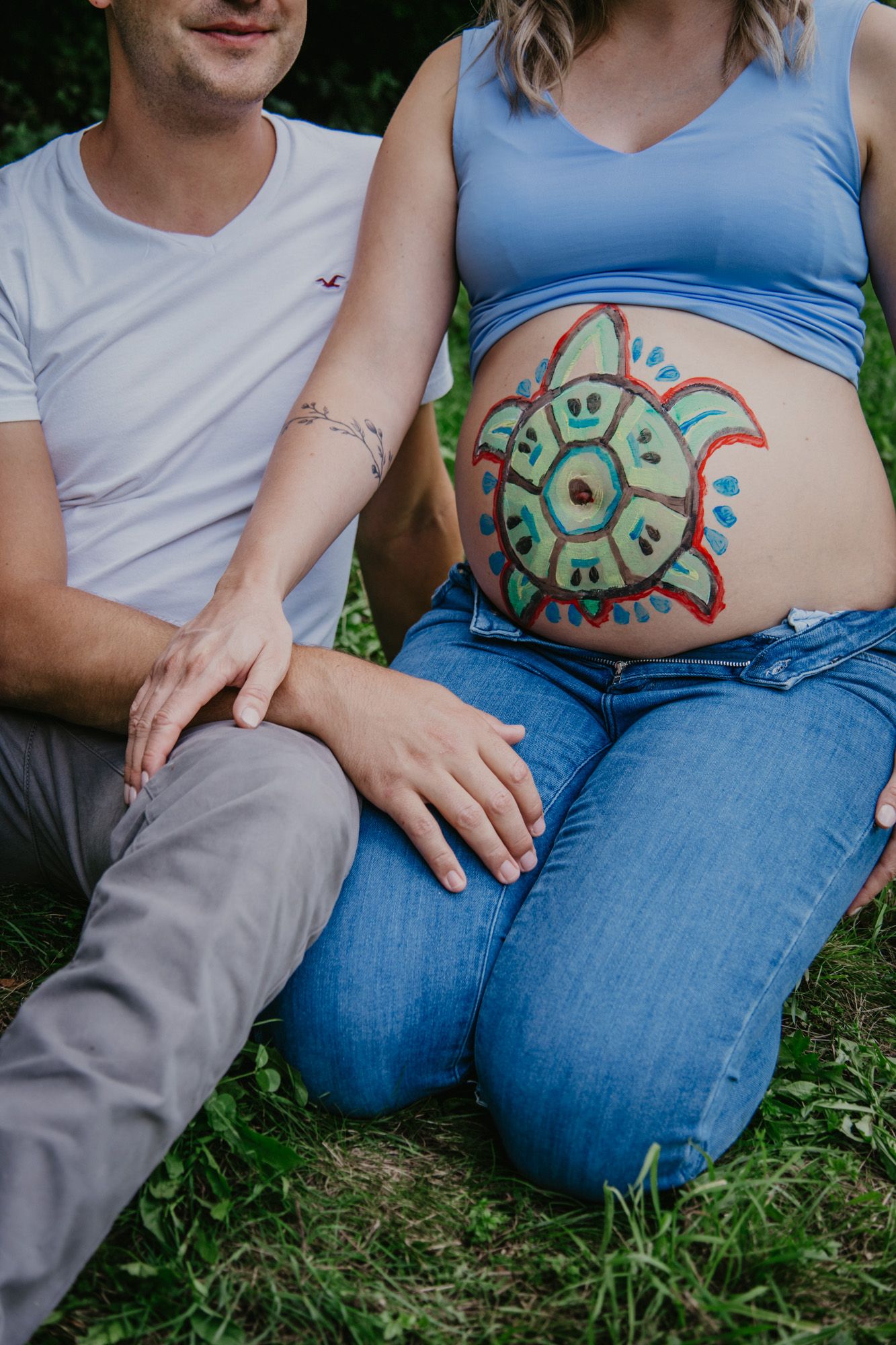 Babybauch Fotografie mit bunter Bemalung.