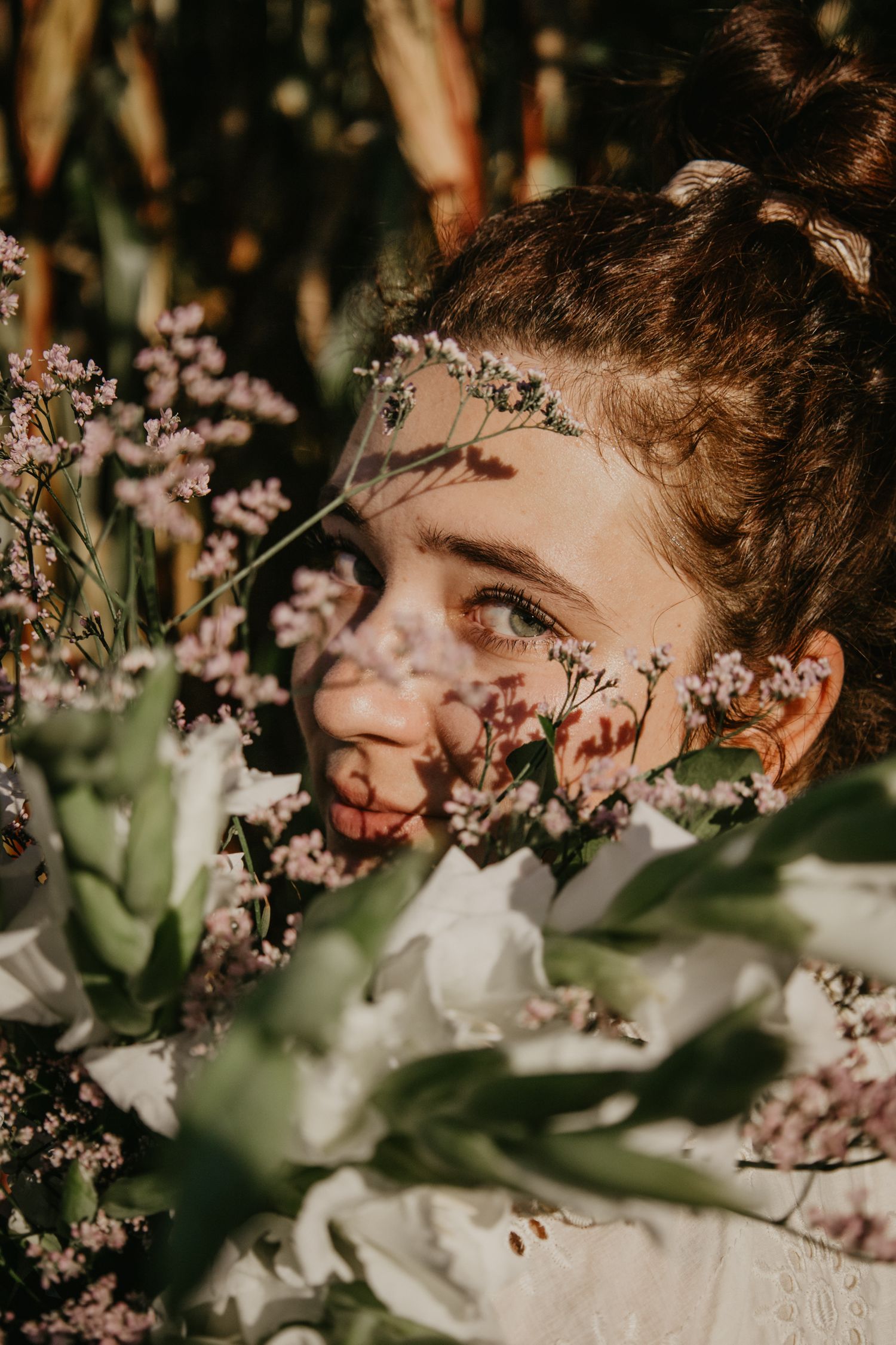 Portrait mit schönen rosa und weißen Blumen.