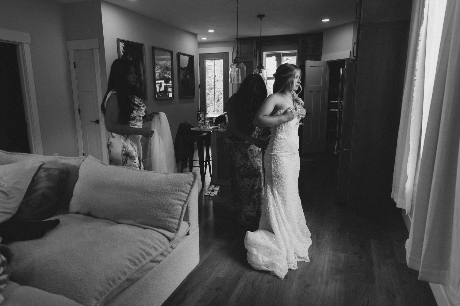 Oregon wedding and couples photographer capturing authentic, timeless moments for couples throughout the Pacific Northwest and beyond PNW!